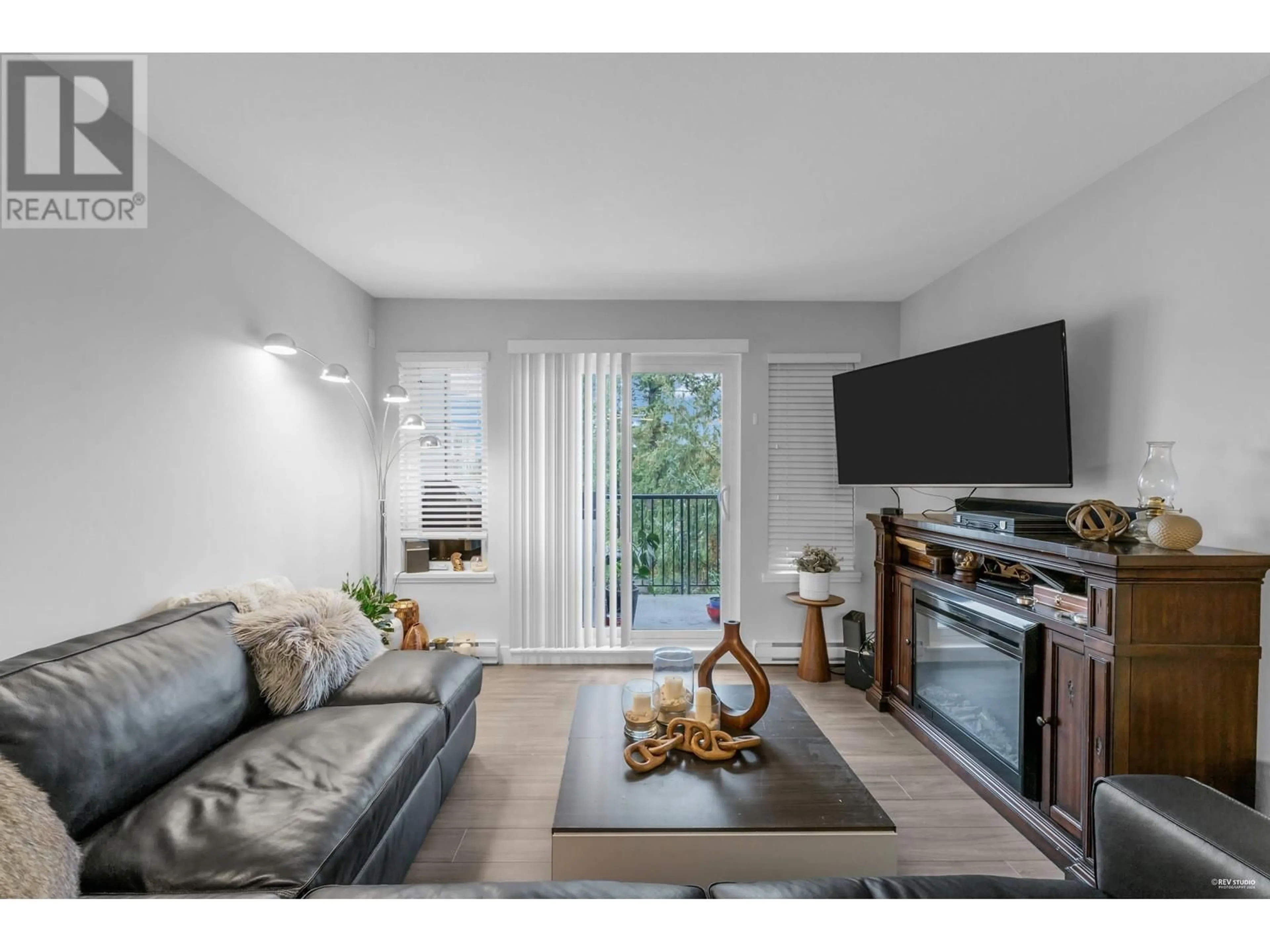 Living room, carpet floors for 409 12075 EDGE STREET, Maple Ridge British Columbia V2X9E6