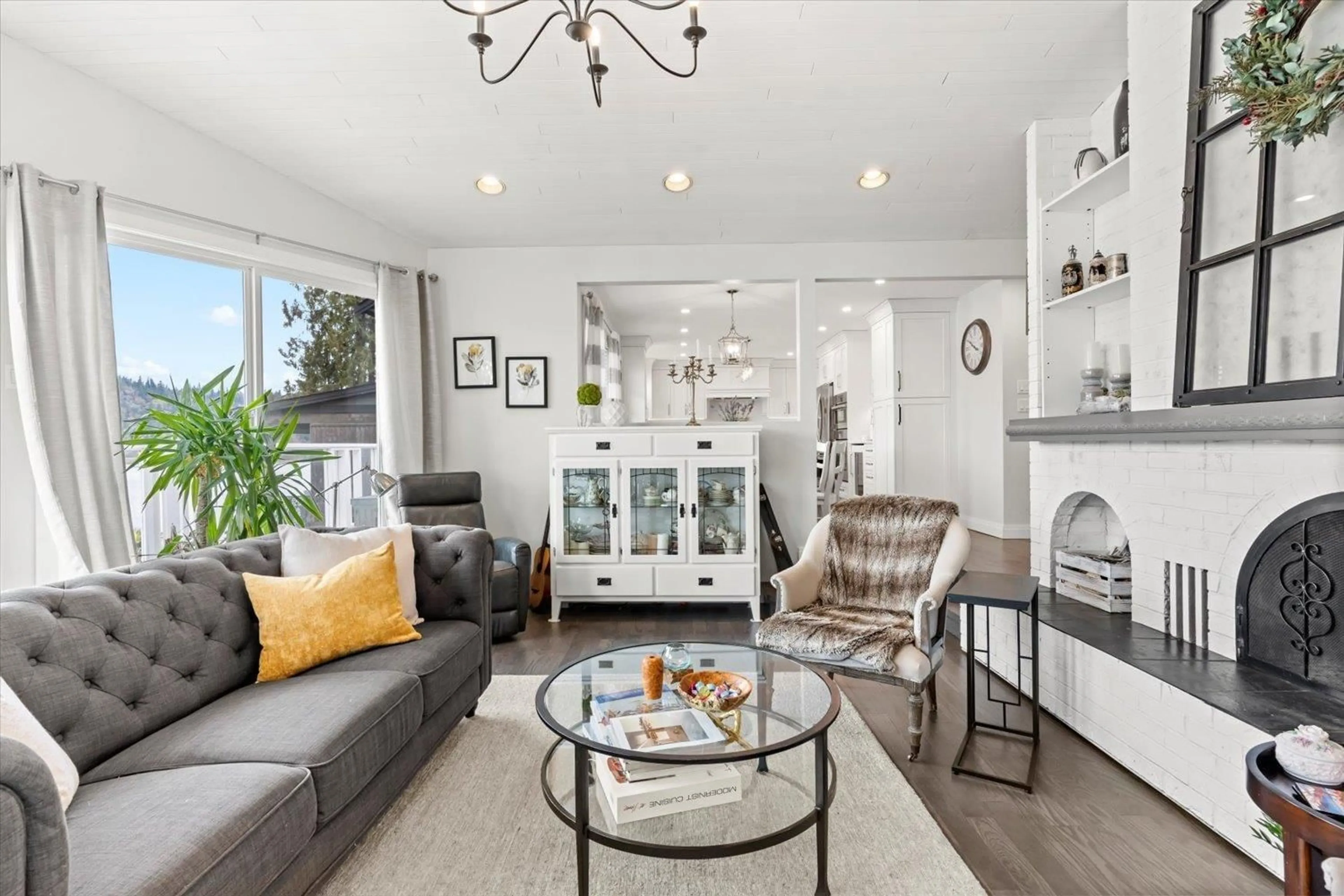 Living room, wood floors for 9819 HALL STREET, Mission British Columbia V4S1J2