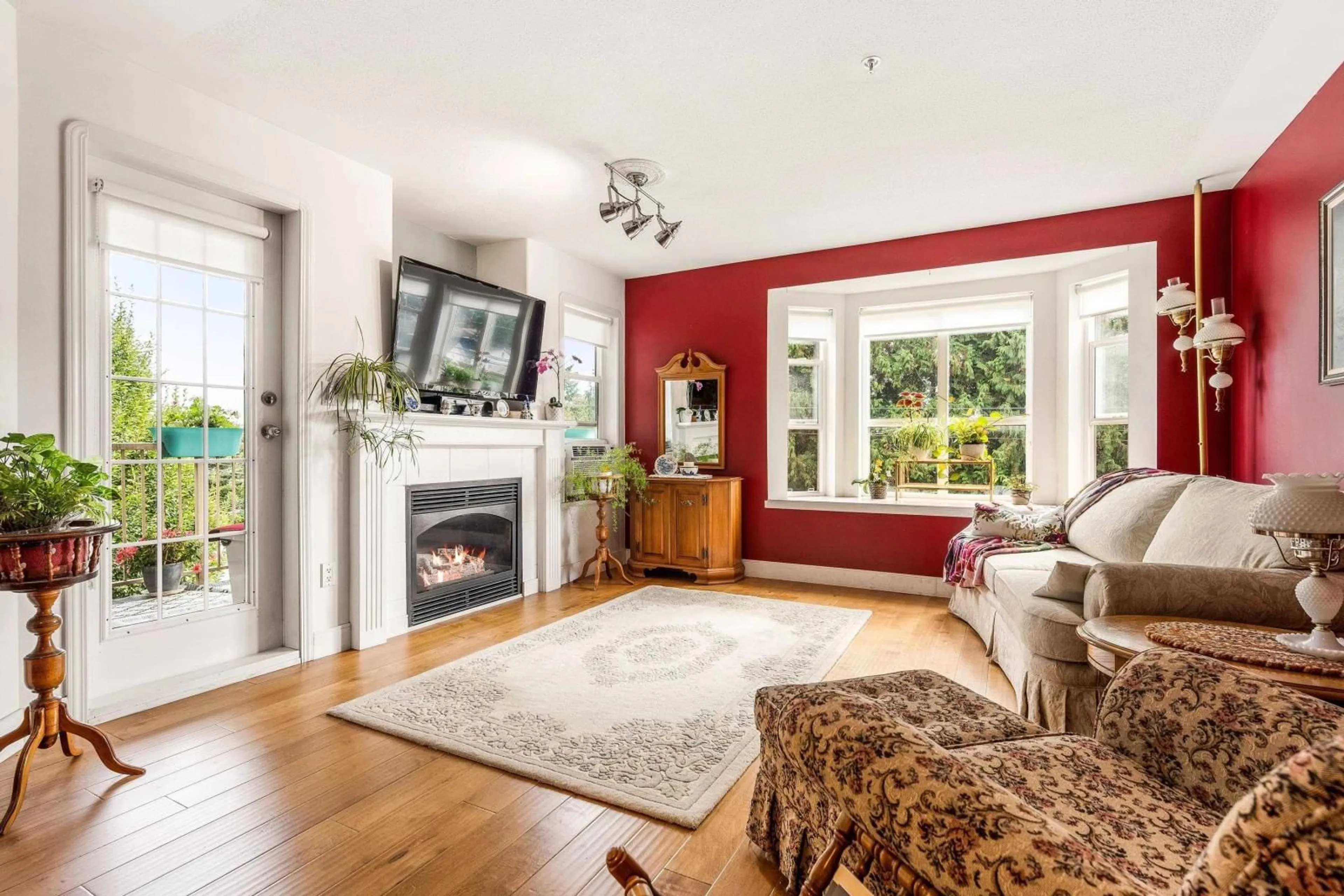 Living room, wood floors for 307 46693 YALE ROAD, Chilliwack British Columbia V2P7Z4