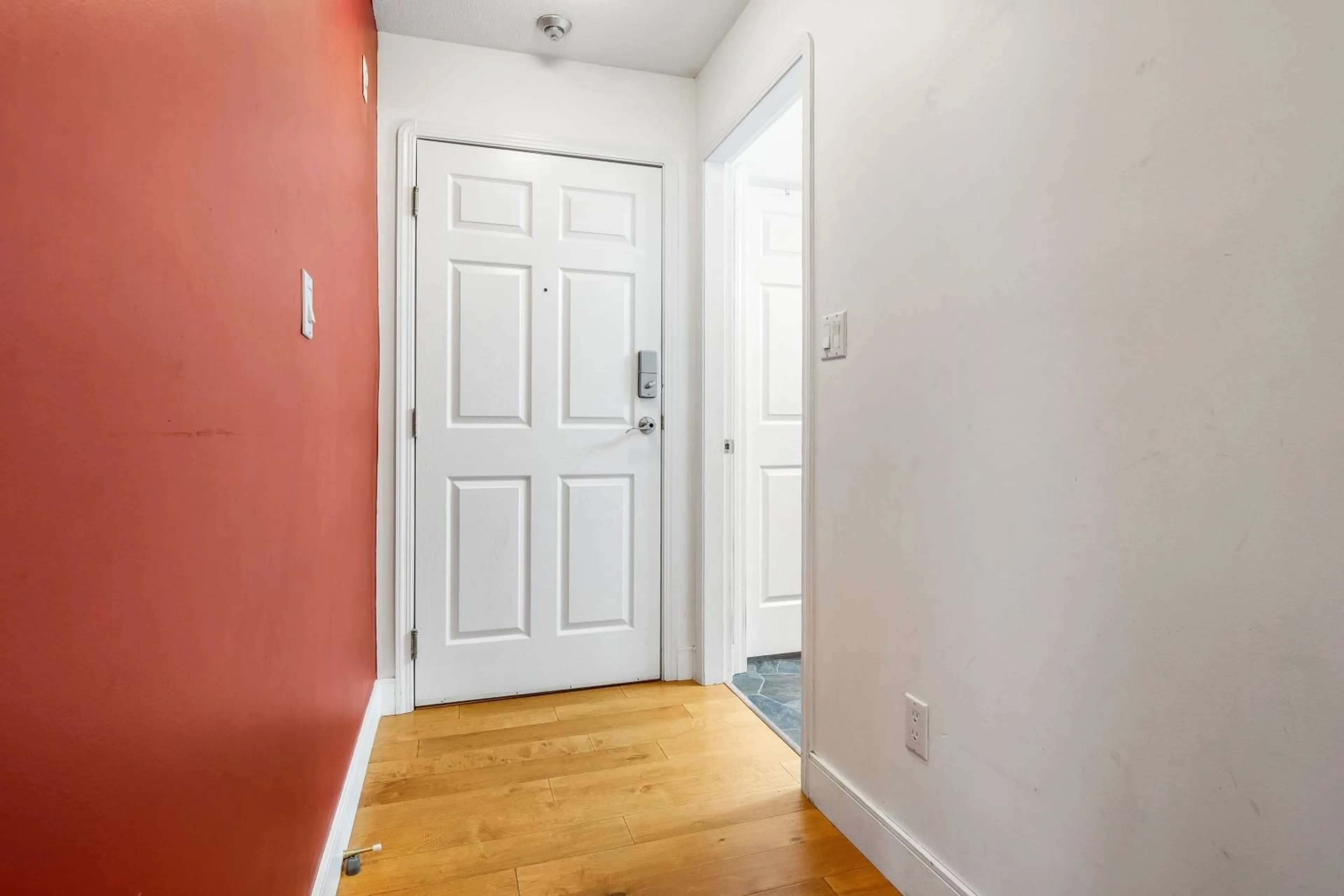 Indoor entryway, wood floors for 307 46693 YALE ROAD, Chilliwack British Columbia V2P7Z4