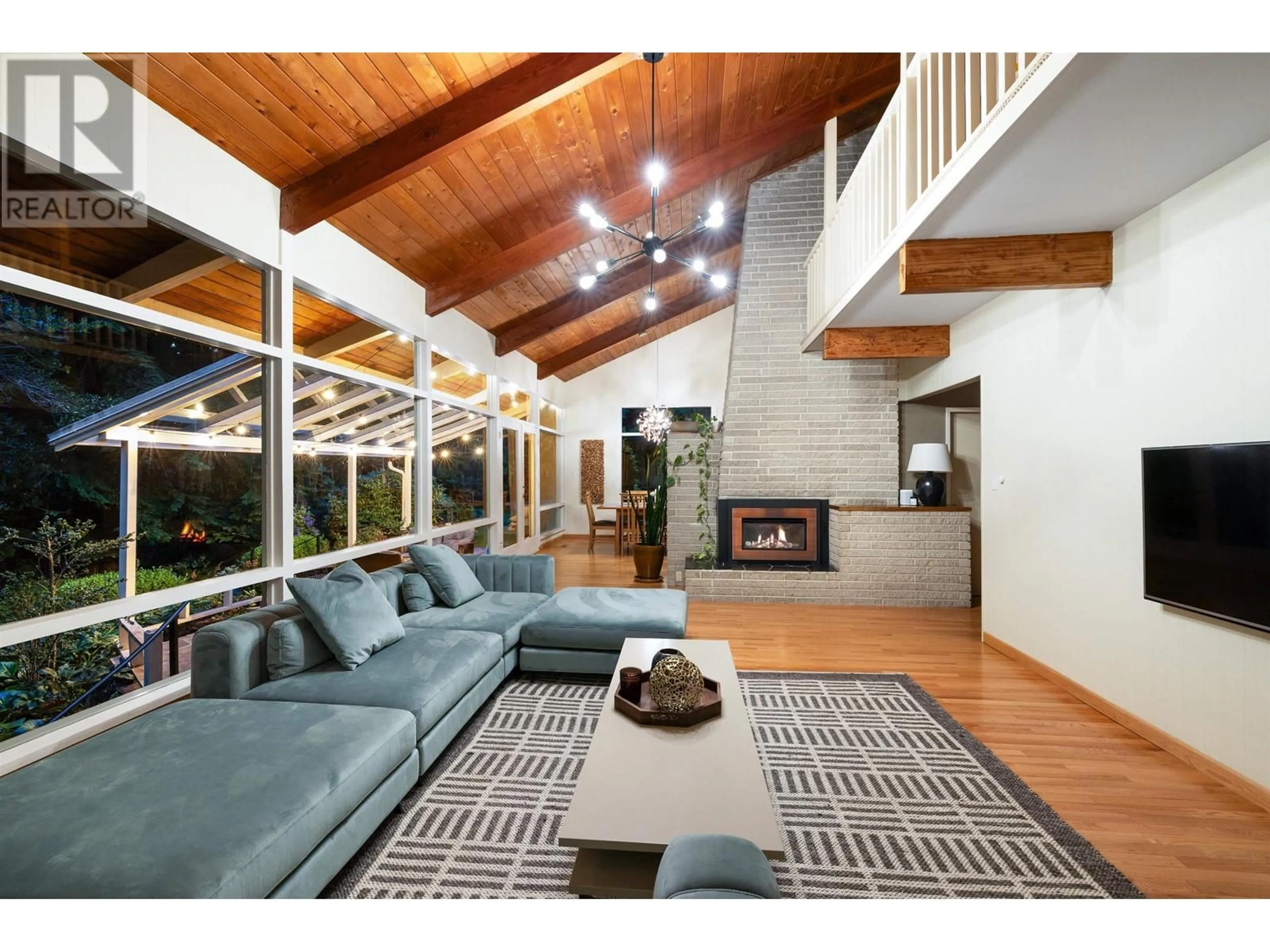 Living room, wood floors for 534 EVERGREEN PLACE, North Vancouver British Columbia V7N2Z2