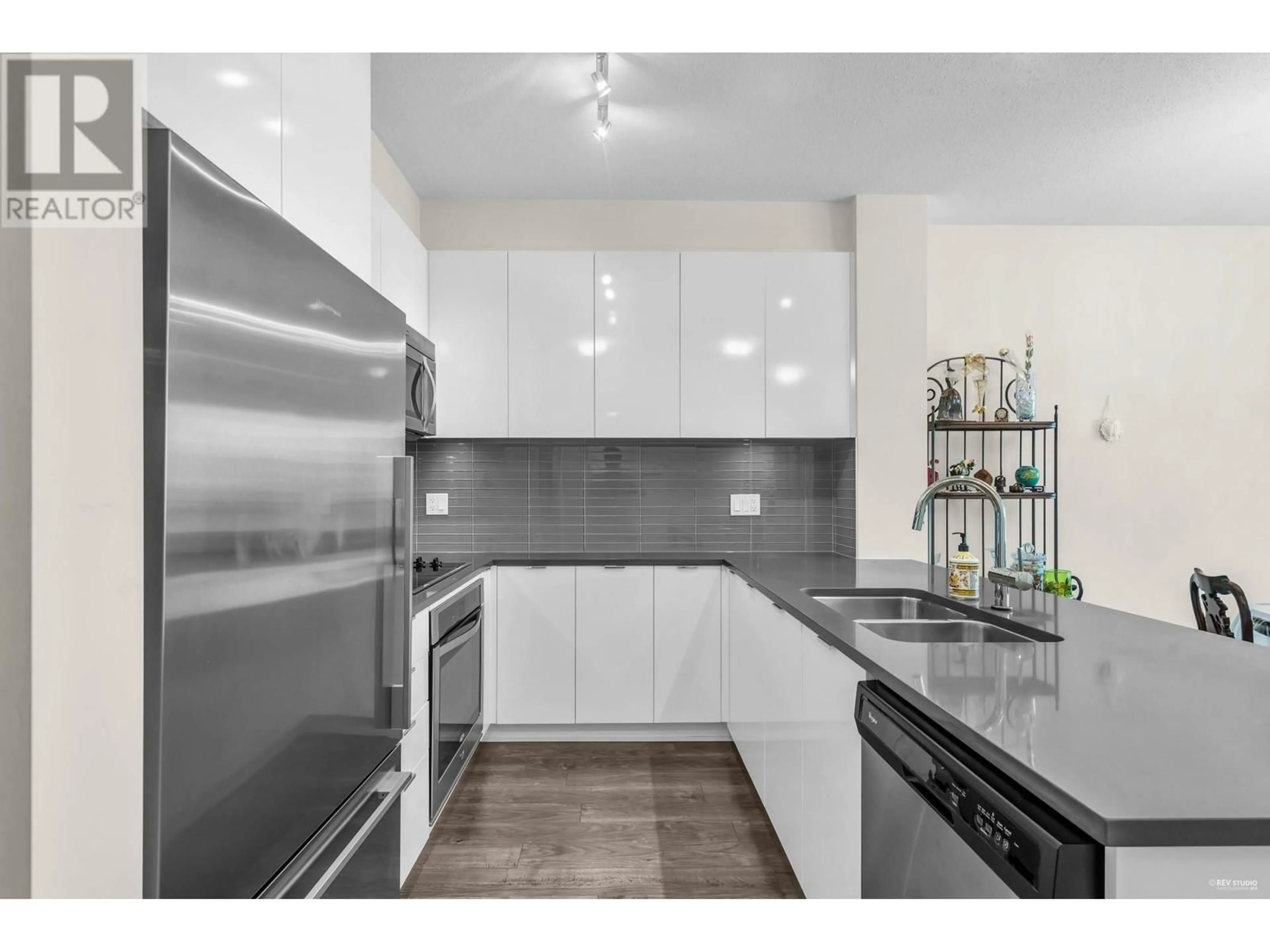 Standard kitchen for 414 2665 MOUNTAIN HIGHWAY, North Vancouver British Columbia V7J0A8