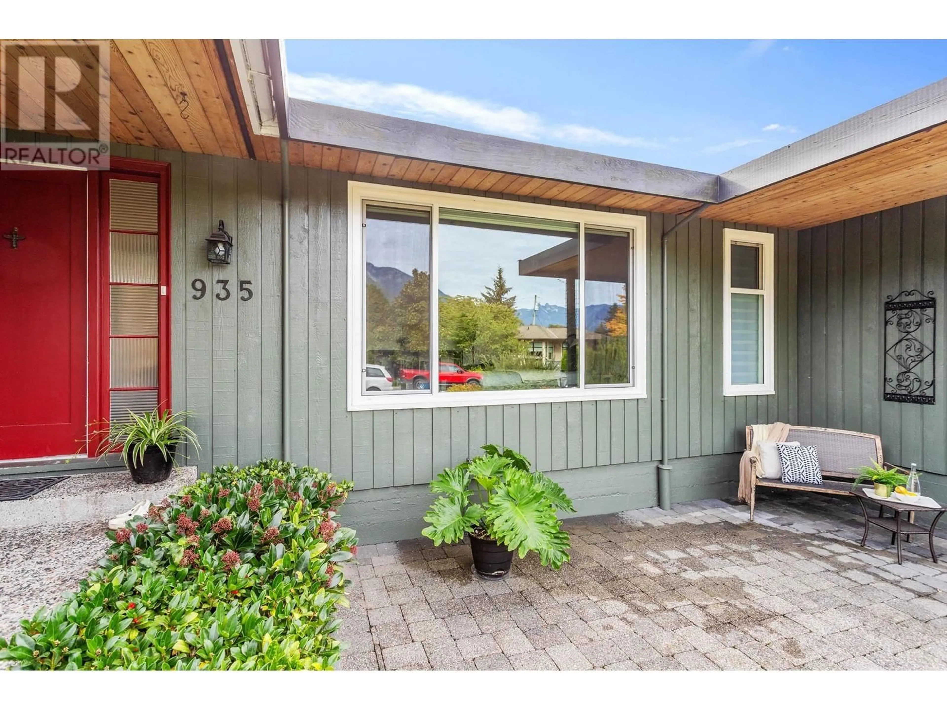 Indoor entryway, wood floors for 935 BEACONSFIELD ROAD, North Vancouver British Columbia V7R1S7