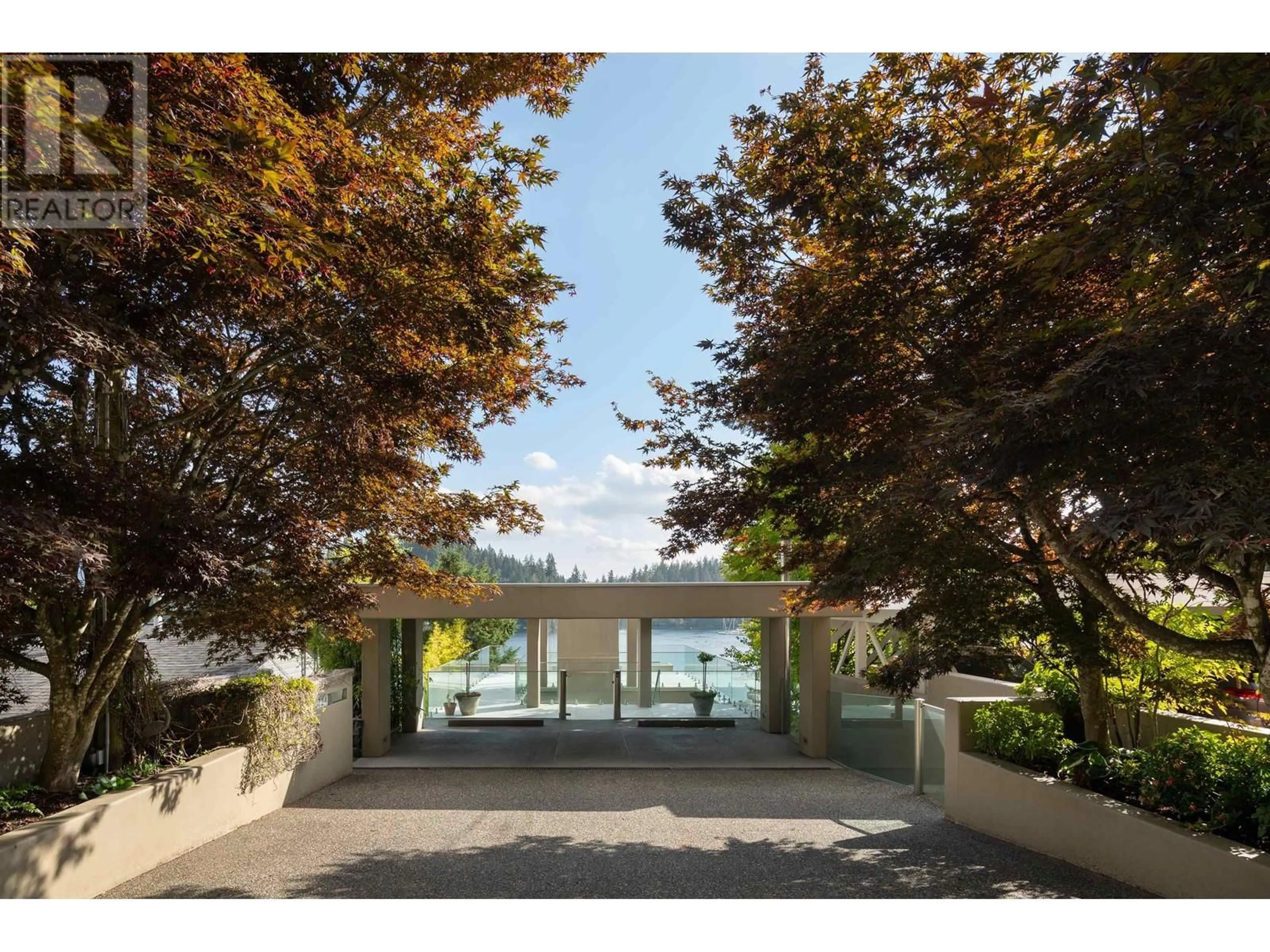 Indoor foyer, cement floor for 2724 PANORAMA DRIVE, North Vancouver British Columbia V7G1V6