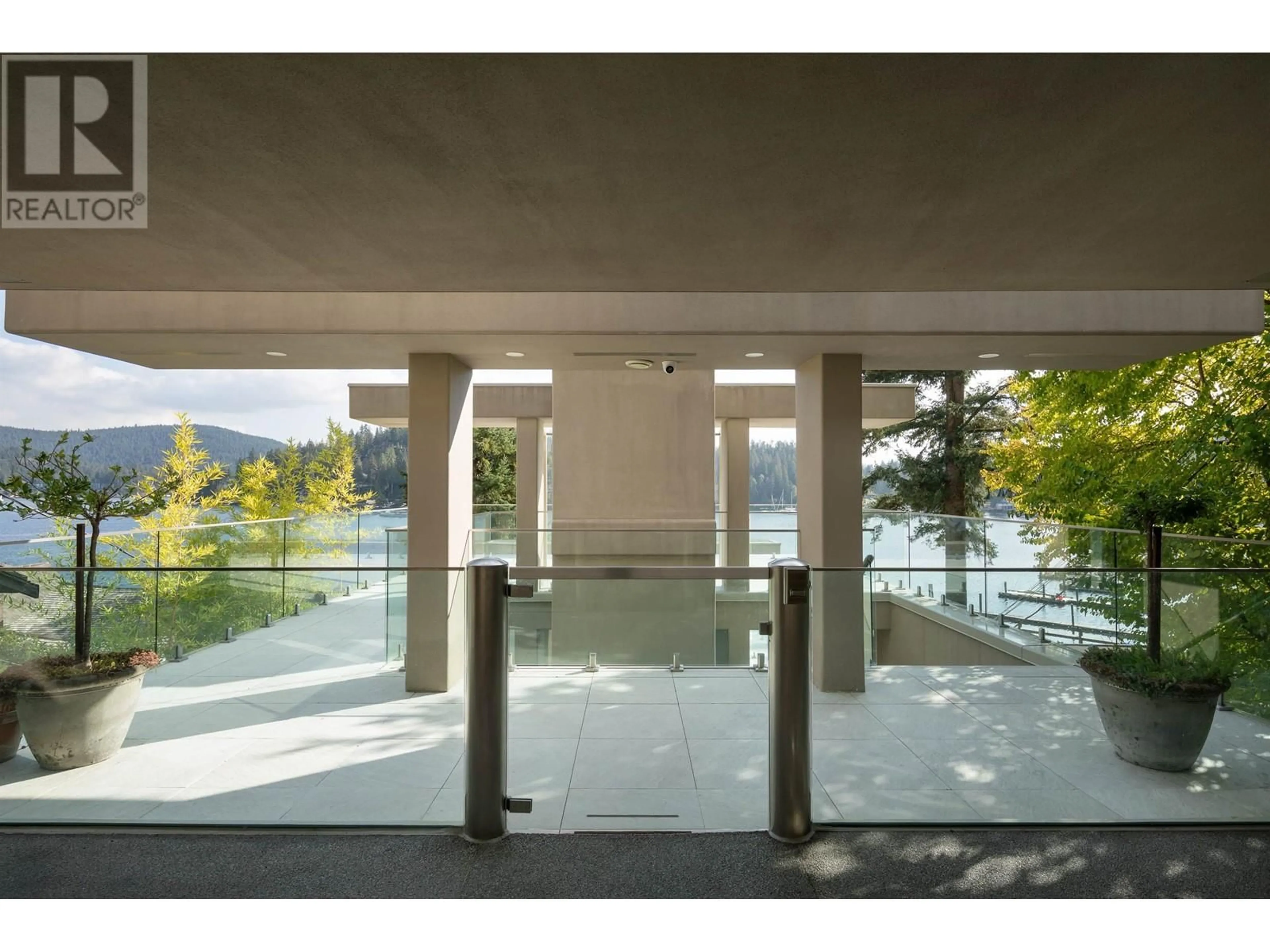 Indoor lobby, cement floor for 2724 PANORAMA DRIVE, North Vancouver British Columbia V7G1V6