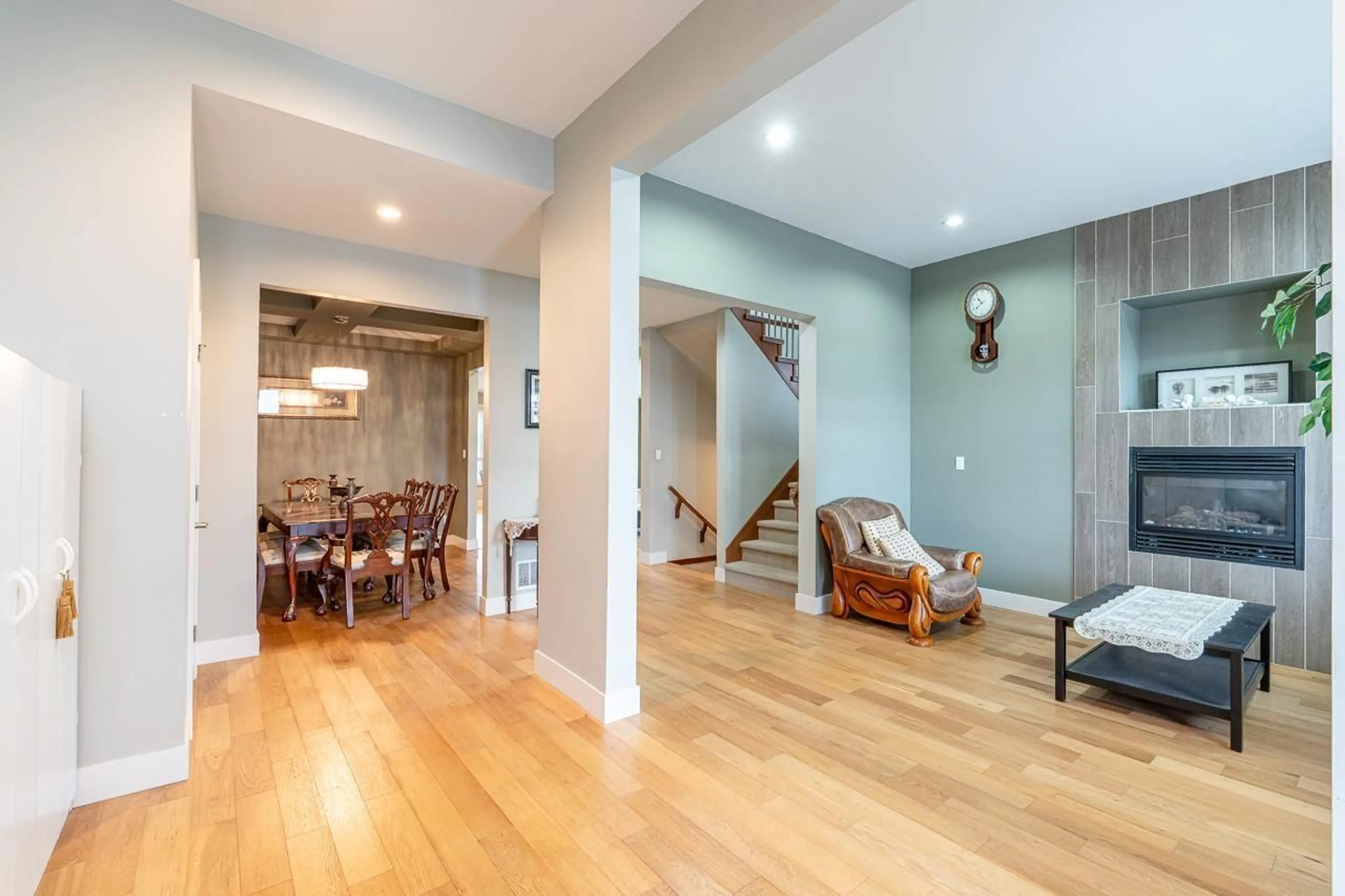 Indoor foyer, wood floors for 7250 199 STREET, Langley British Columbia V2Y1R9