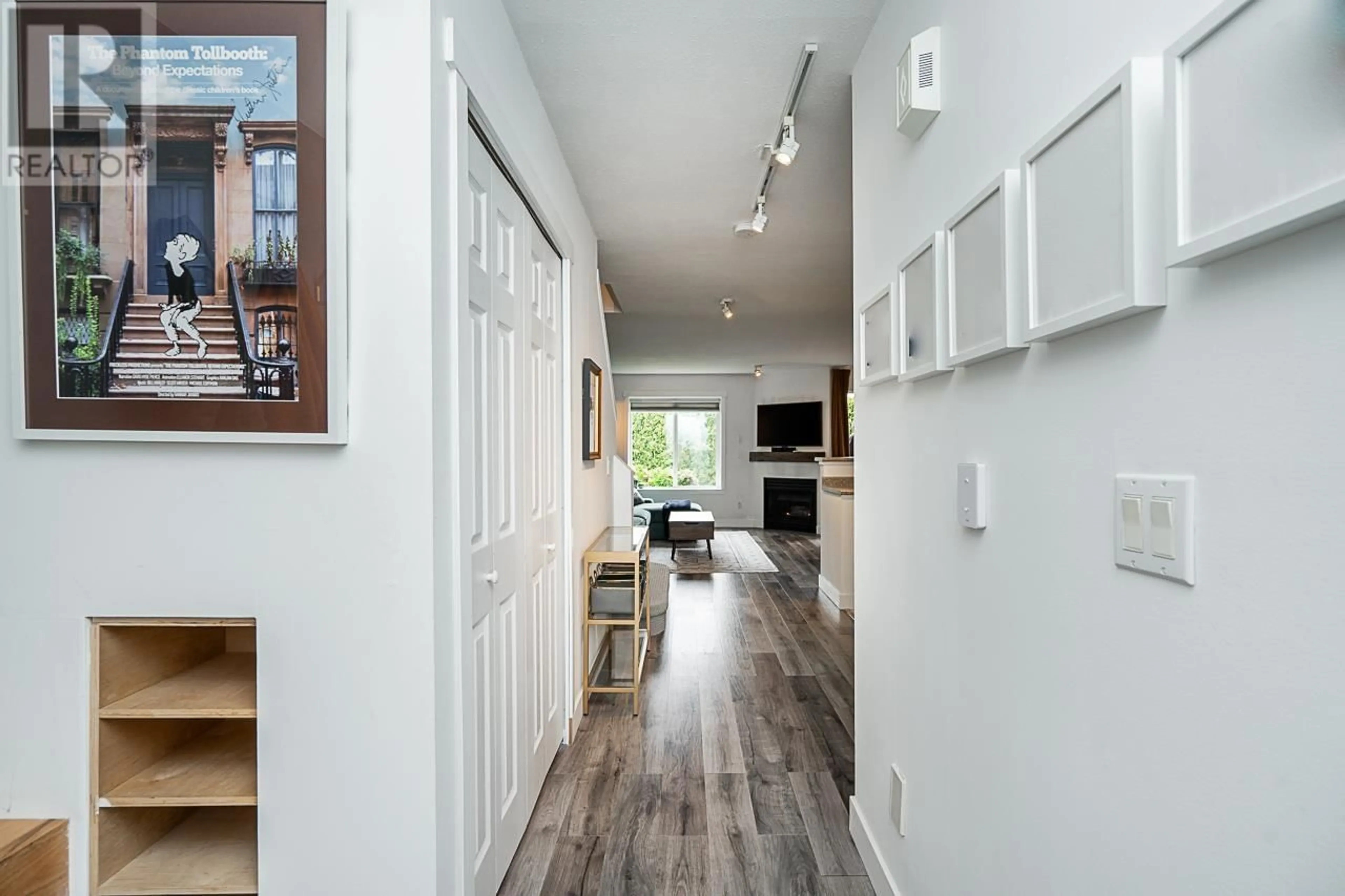 Indoor entryway, wood floors for 64 40200 GOVERNMENT ROAD, Squamish British Columbia V8B0G6