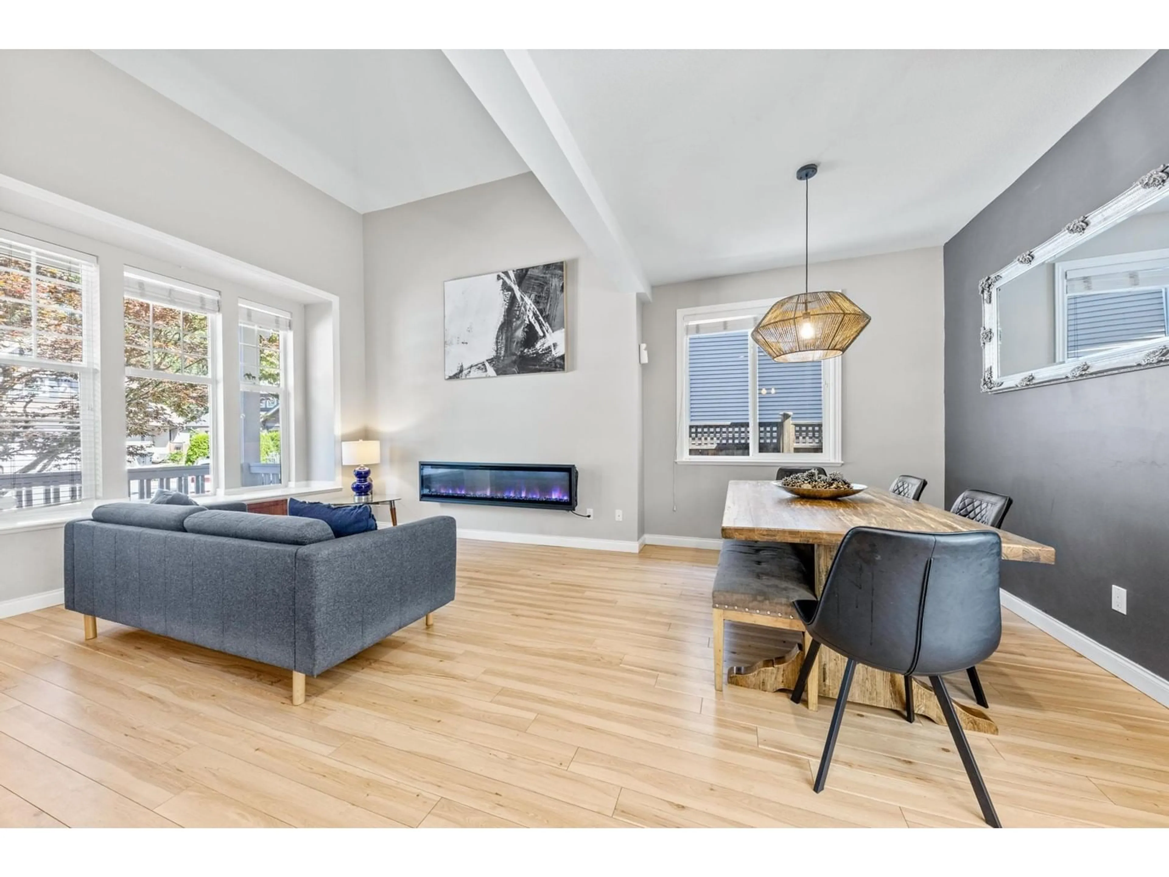 Living room, wood floors for 21674 93 AVENUE, Langley British Columbia V1M4E1