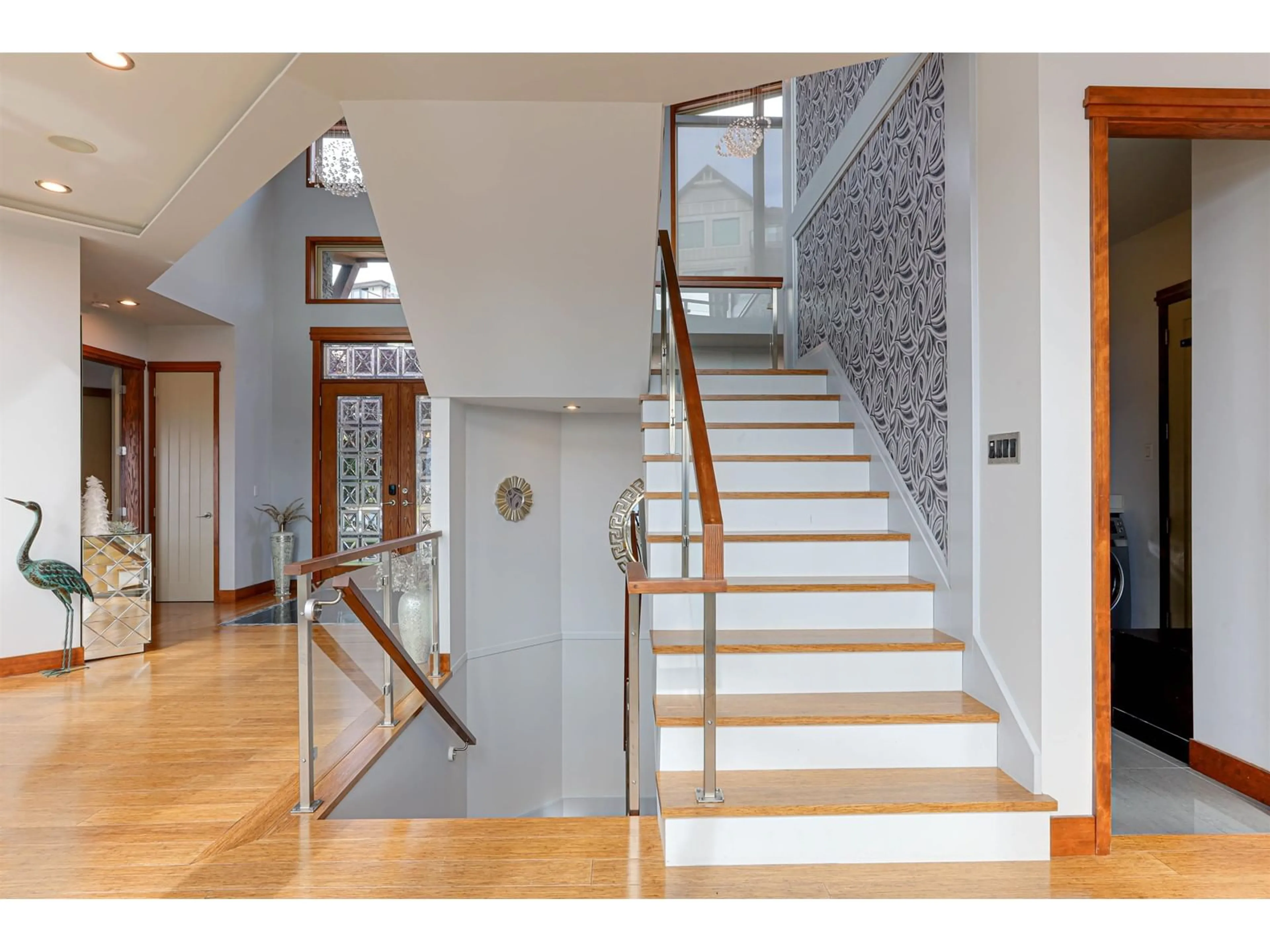 Indoor foyer, wood floors for 2670 MAHOGANY DRIVE, Abbotsford British Columbia V3G0C4