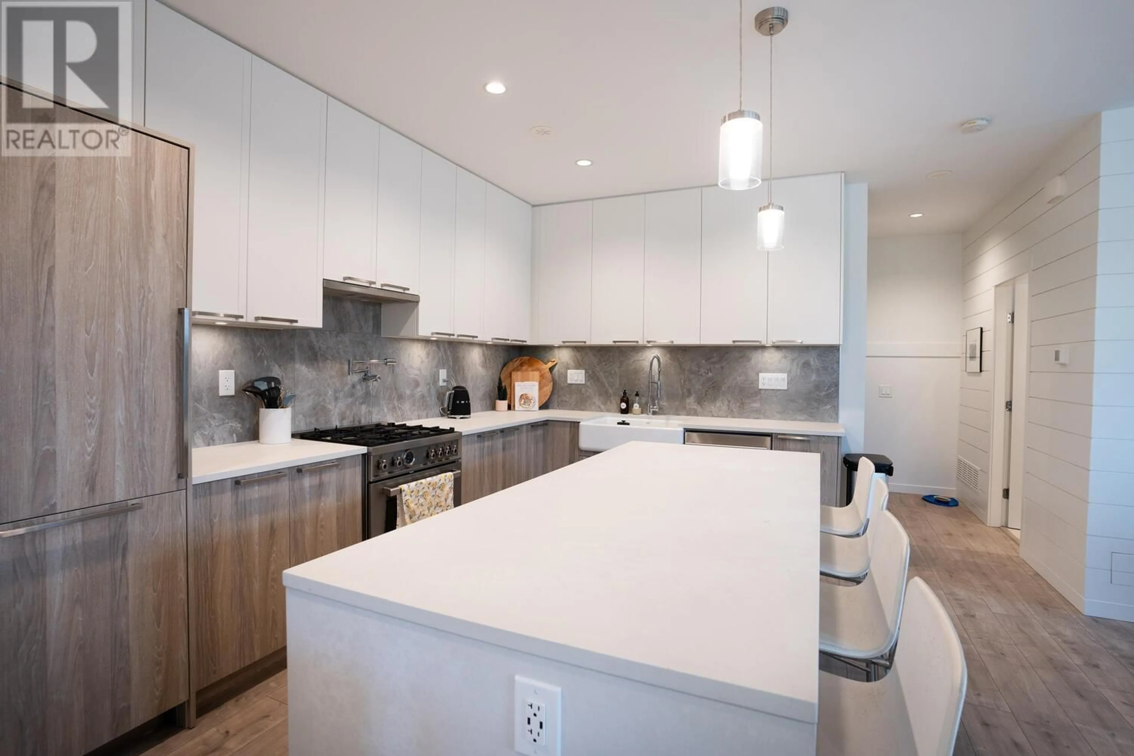 Contemporary kitchen, wood floors for 5 6429 MARKET AVENUE, Tsawwassen British Columbia V4L0A8