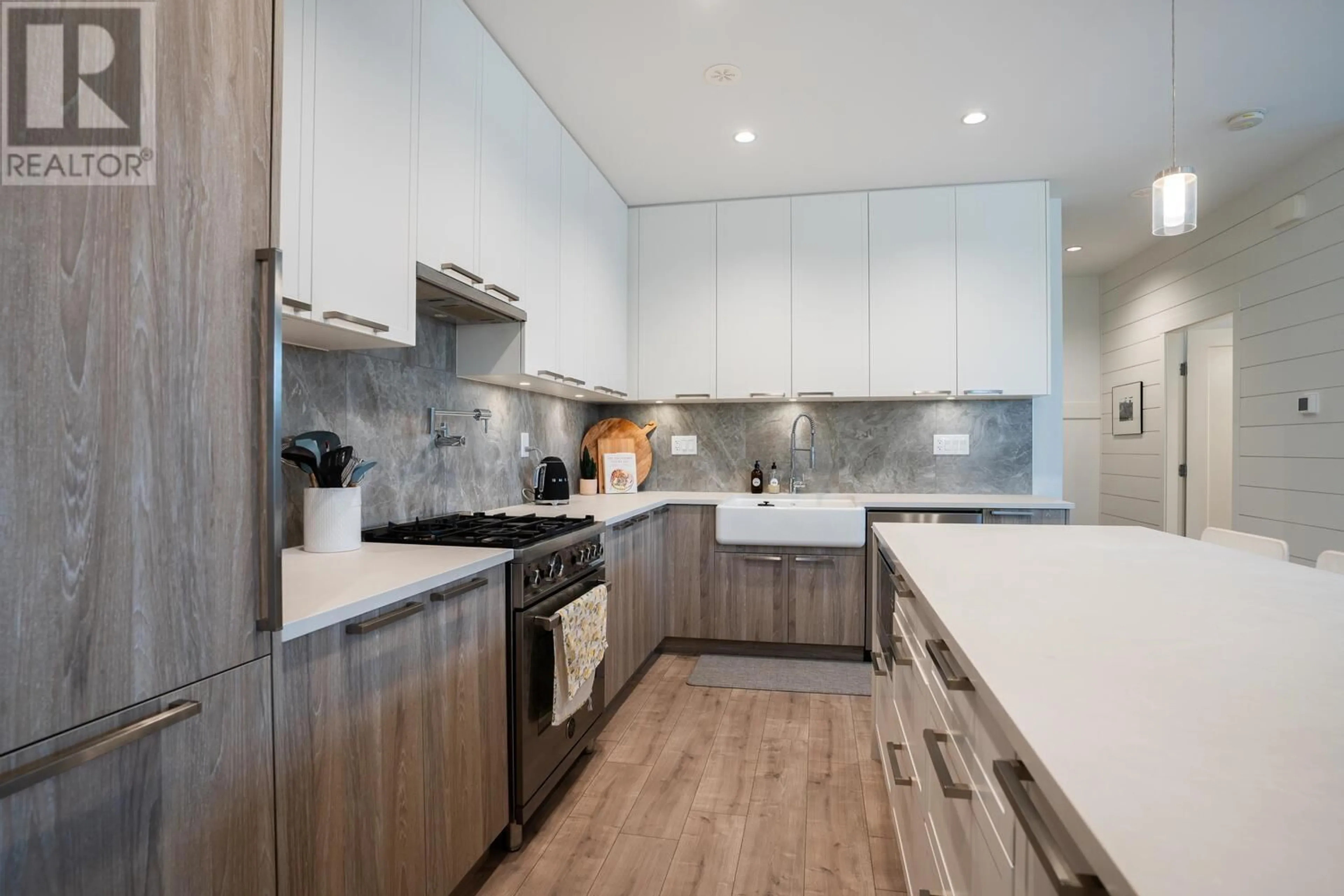 Contemporary kitchen, wood floors for 5 6429 MARKET AVENUE, Tsawwassen British Columbia V4L0A8