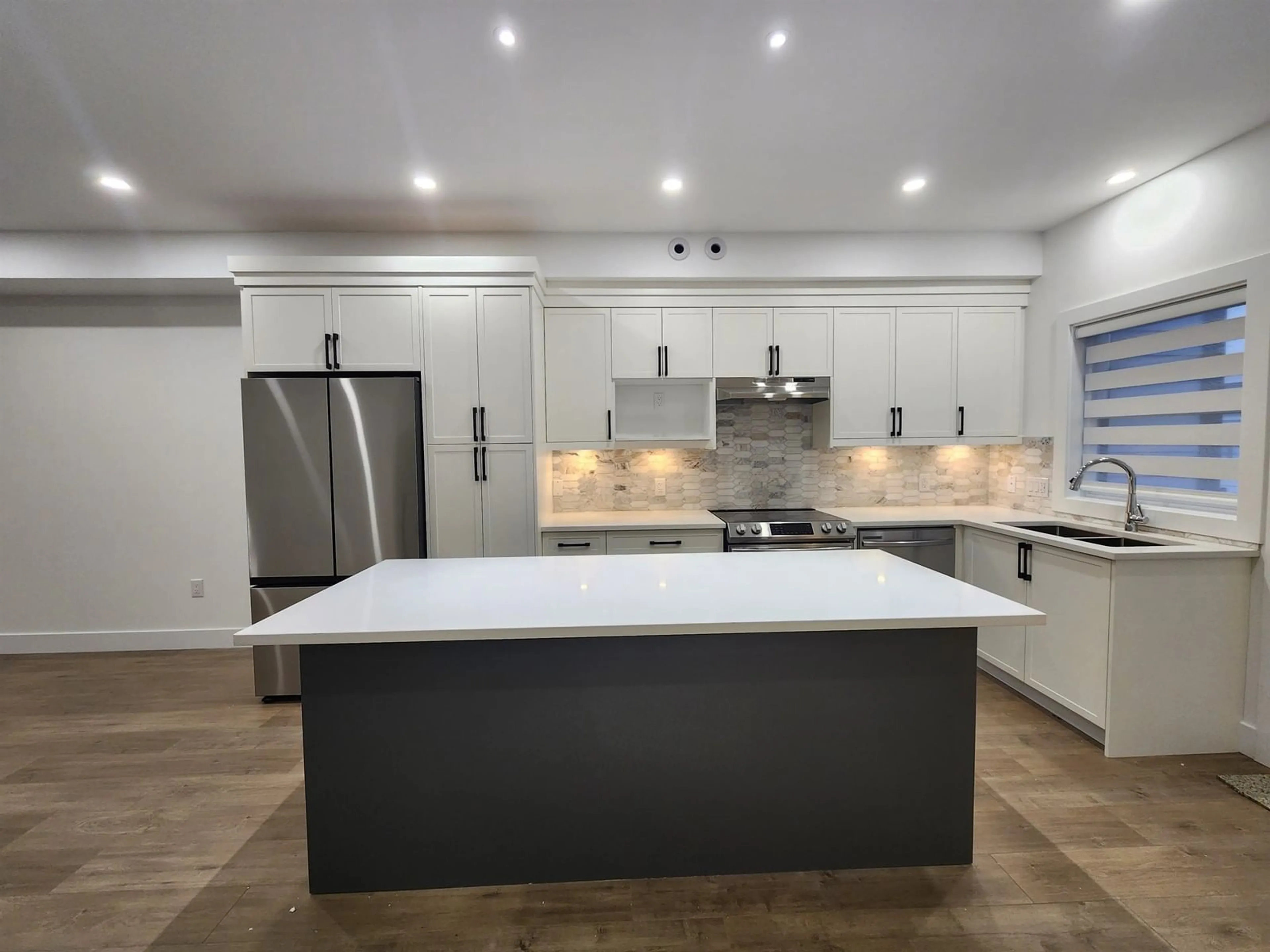 Contemporary kitchen, wood floors for 25 32970 TUNBRIDGE AVENUE, Mission British Columbia V2V6X9