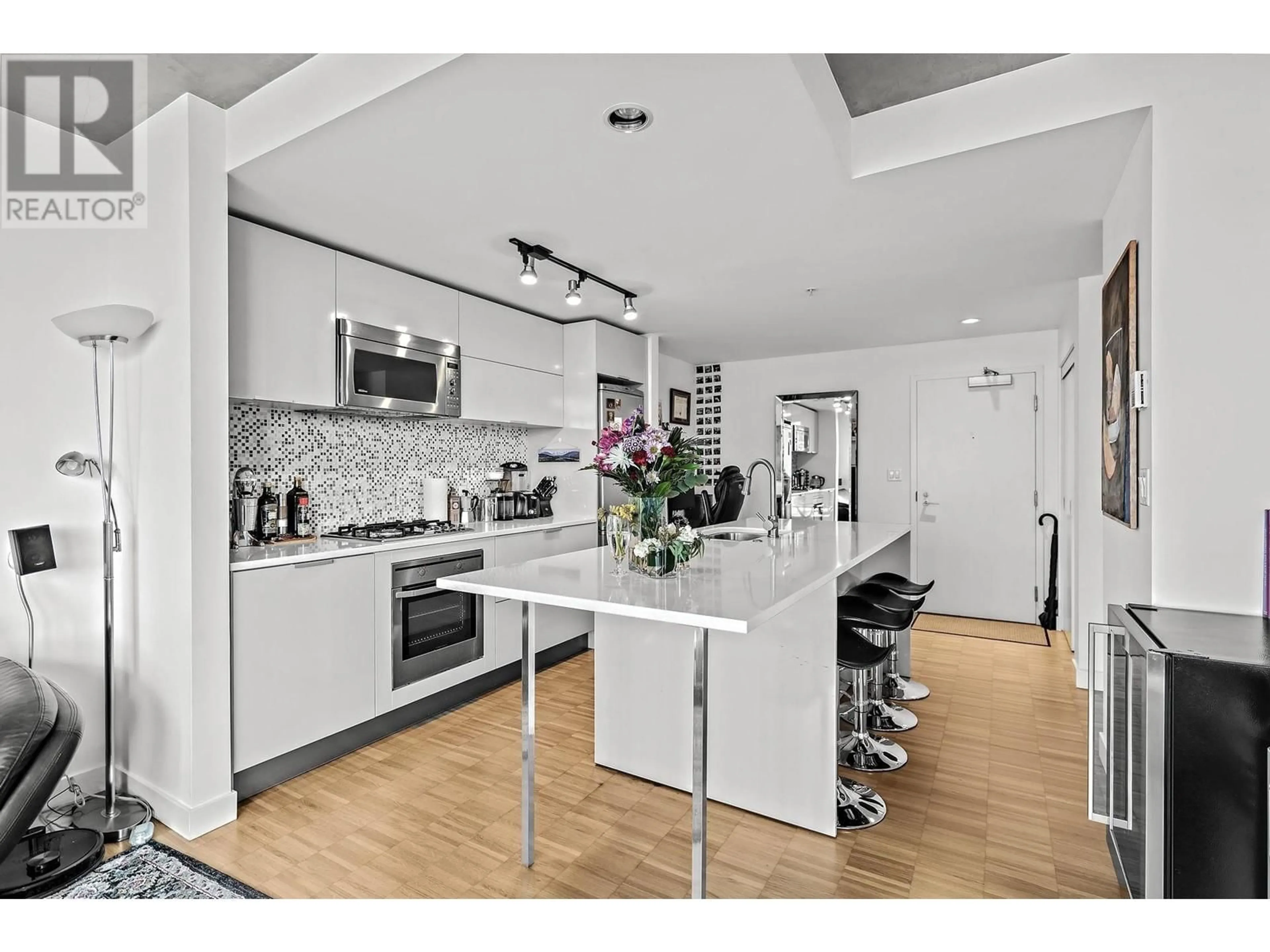 Open concept kitchen for 2608 108 W CORDOVA STREET, Vancouver British Columbia V6B0G5