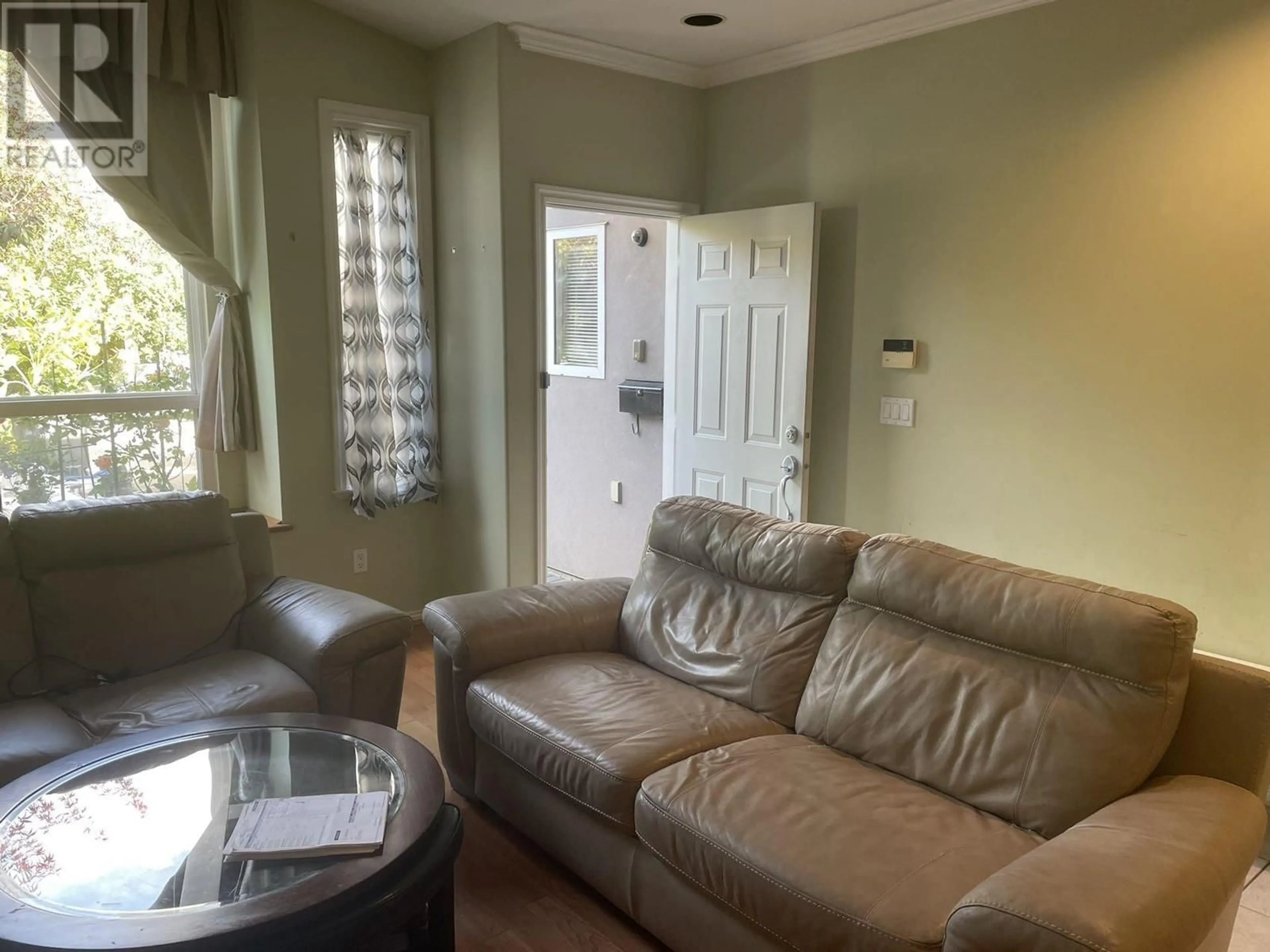 Living room with furniture, unknown for 6541 DUFFERIN AVENUE, Burnaby British Columbia V5H3T2