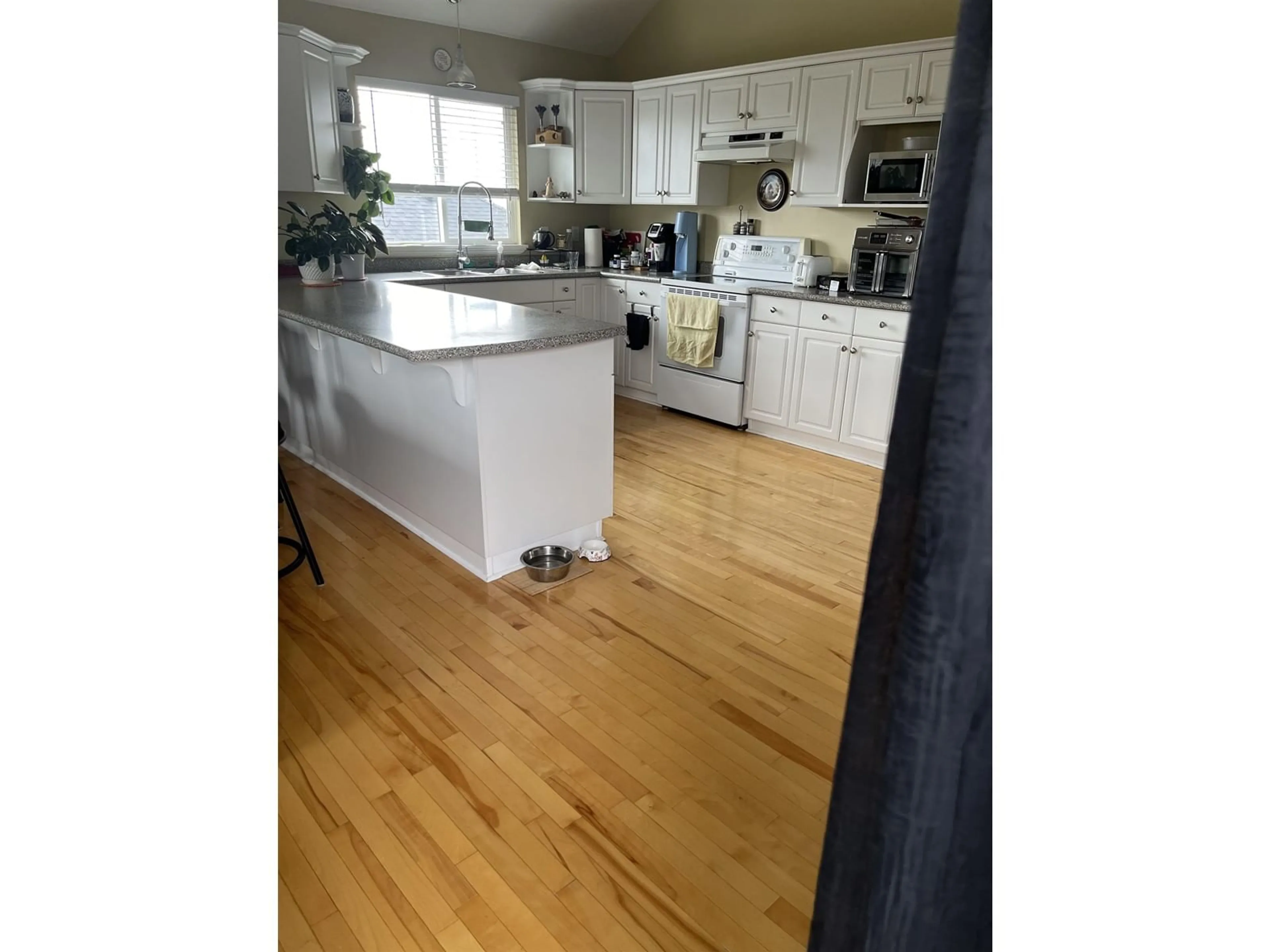 Open concept kitchen, wood/laminate floor for 8381 CASSELMAN, Mission British Columbia V2V6Z7
