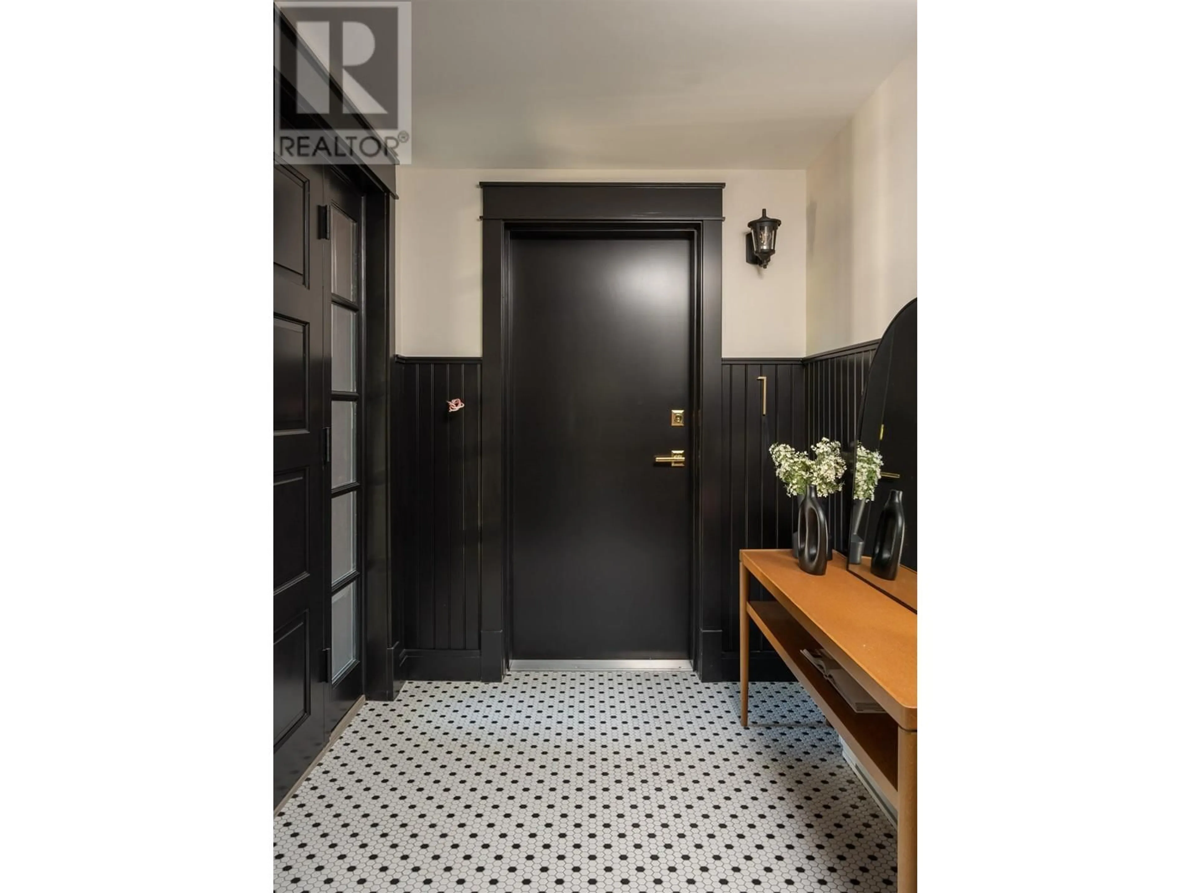 Indoor entryway, ceramic floors for 1 1456 W 45TH AVENUE, Vancouver British Columbia V6M2H1