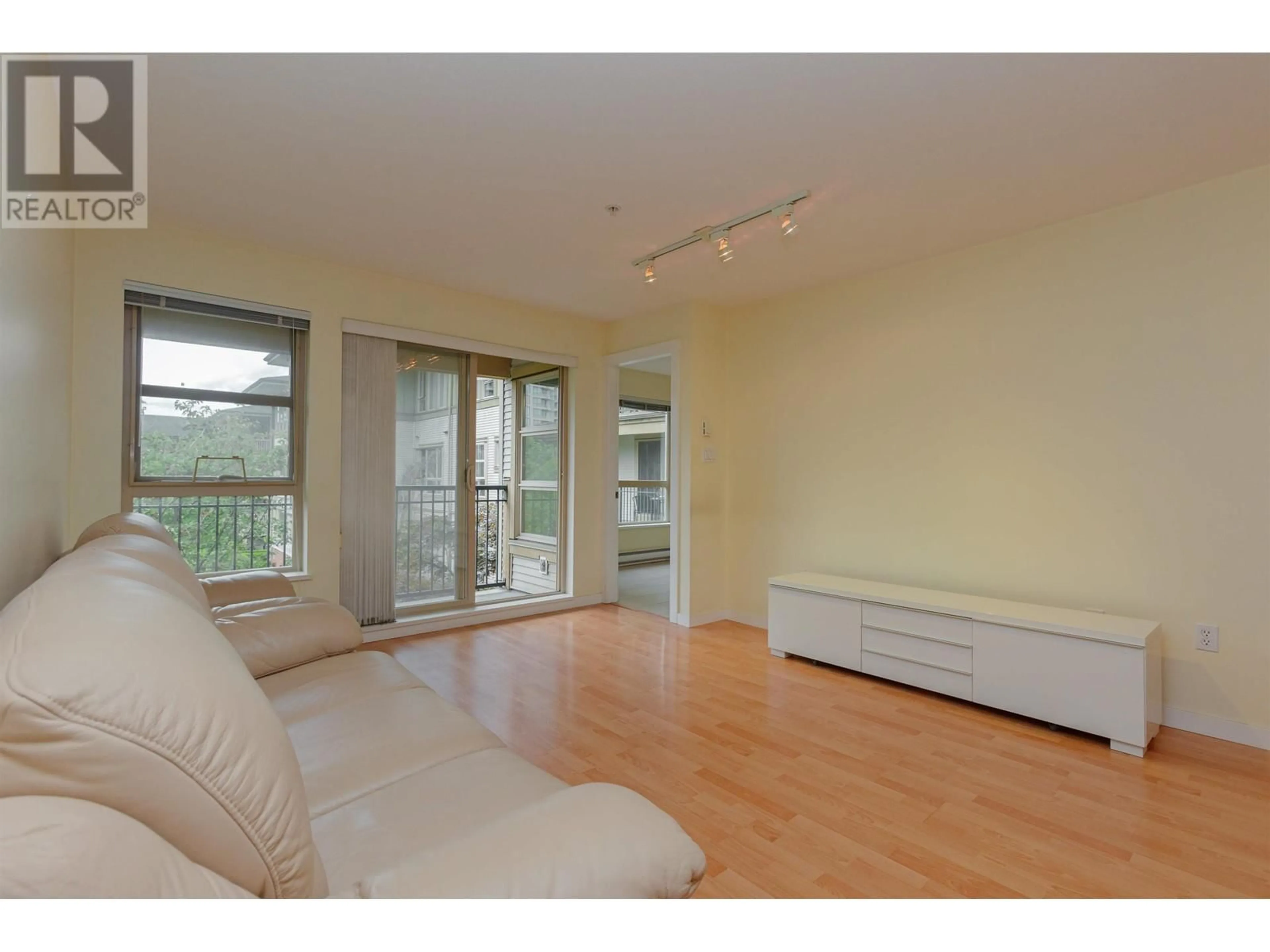 Living room, wood floors for 5304 5111 GARDEN CITY ROAD, Richmond British Columbia V6X4H4