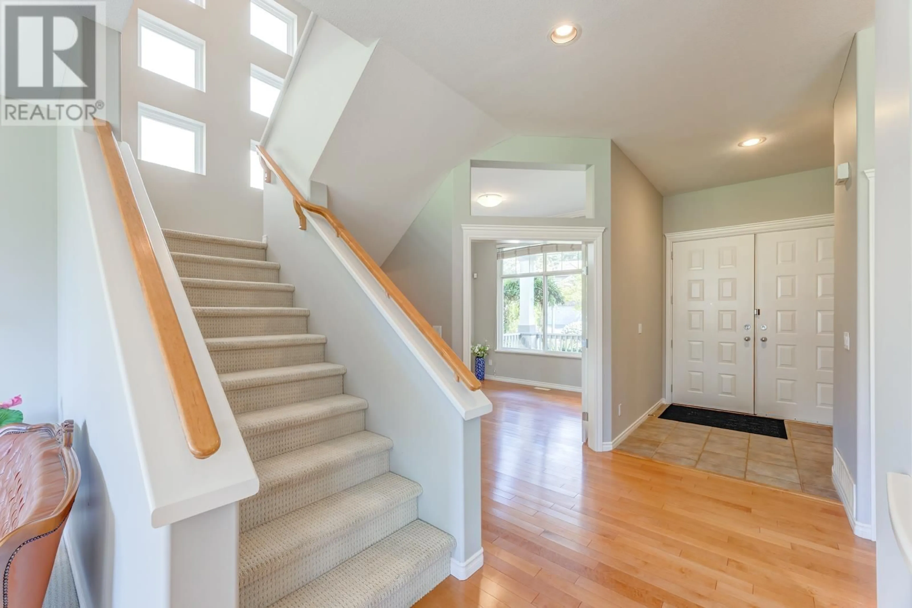 Indoor entryway, wood floors for 3316 CHARTWELL GREEN, Coquitlam British Columbia V3E3N1