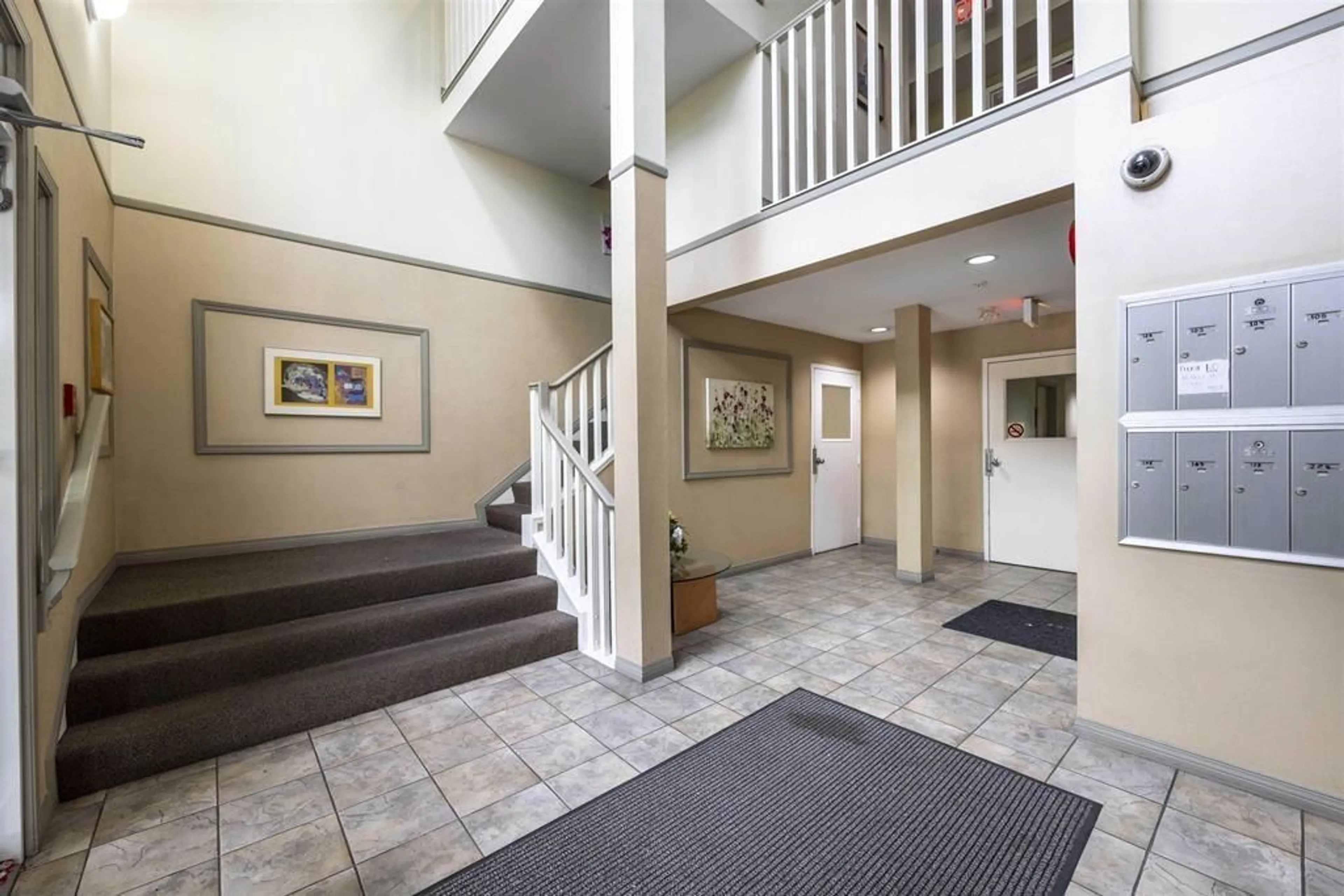 Indoor foyer, carpet floors for 108 13226 104 AVENUE, Surrey British Columbia V3T1V1