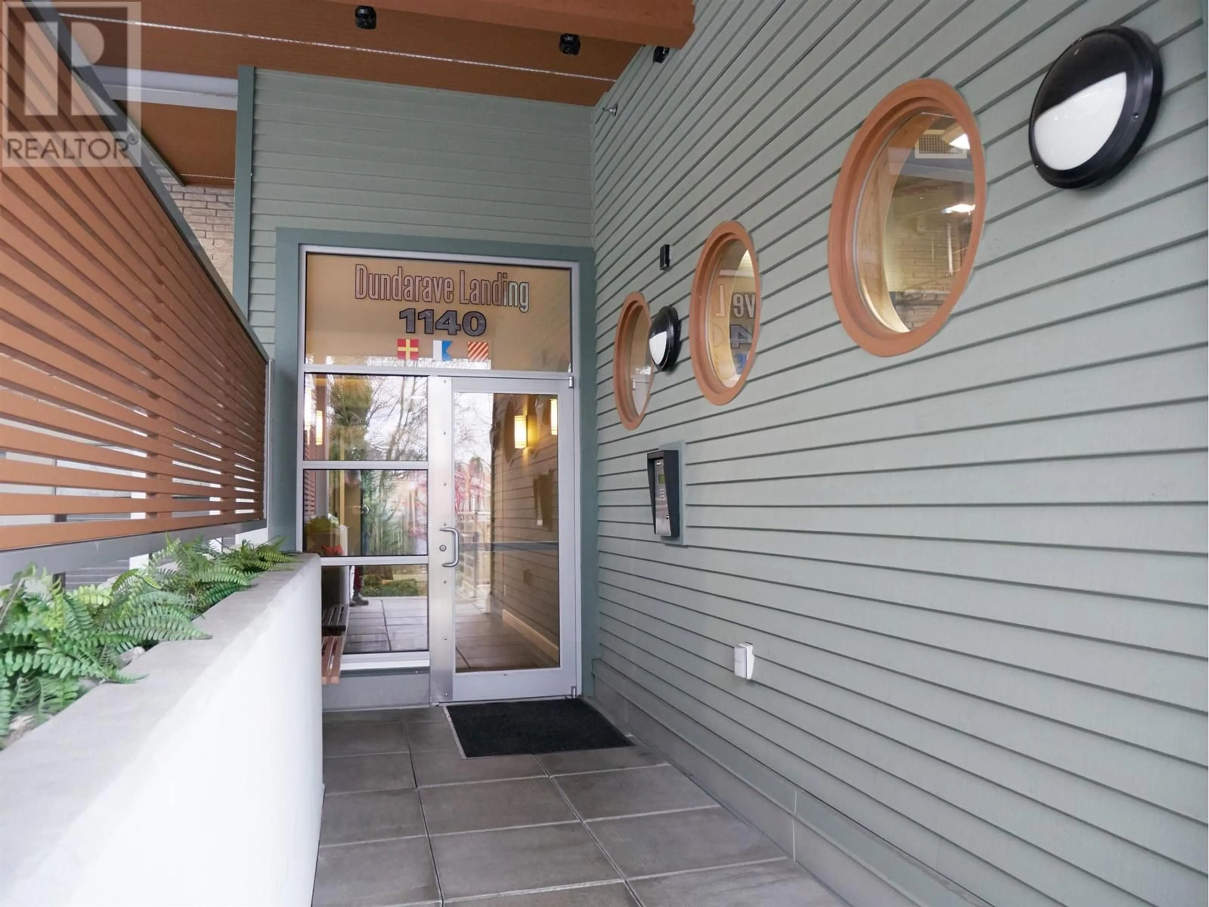 Indoor foyer, ceramic floors for 6 1140 25TH STREET, West Vancouver British Columbia V7V0A2