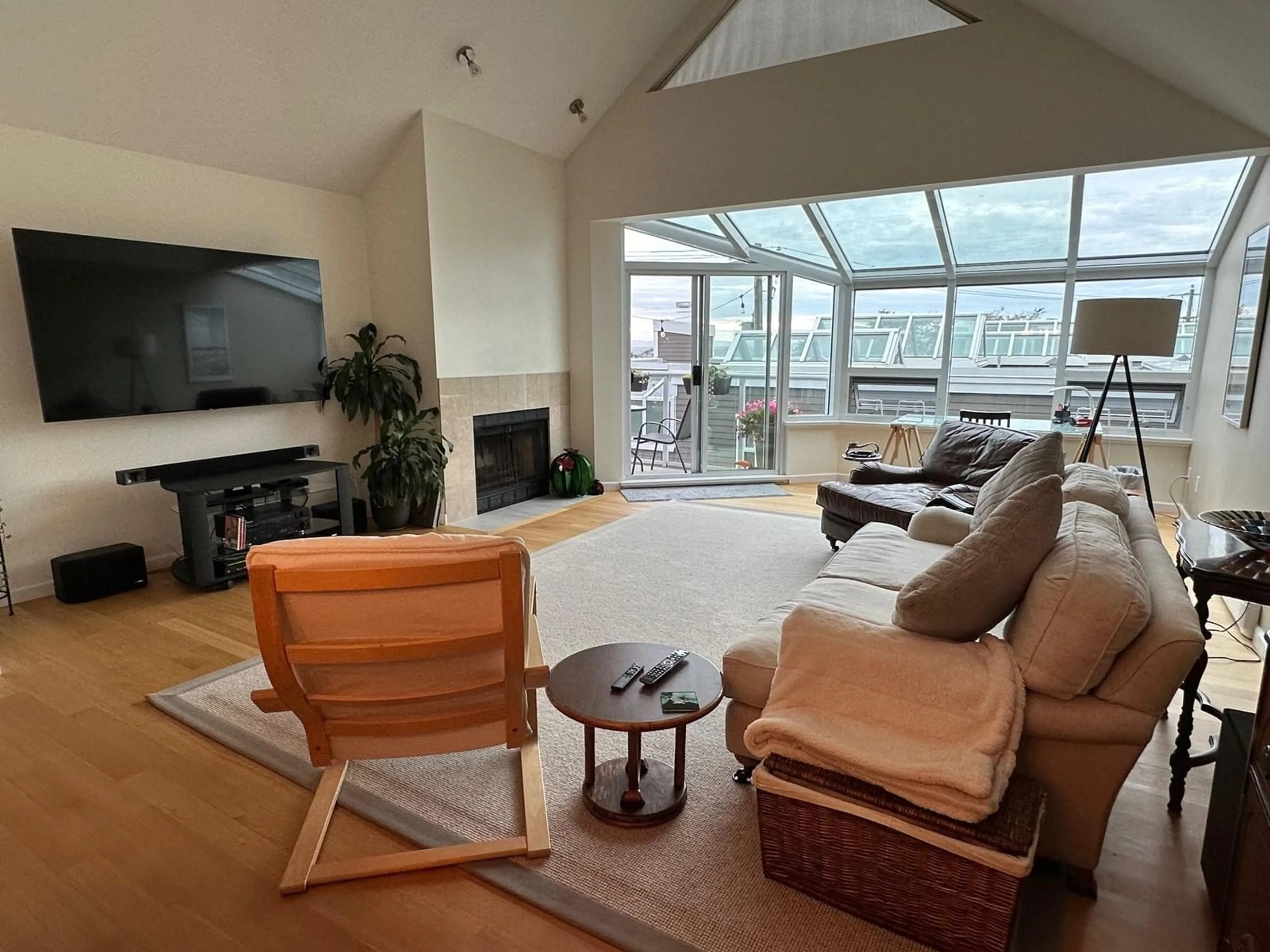 Living room, wood floors for 1107 ELM STREET, White Rock British Columbia V4B3R9