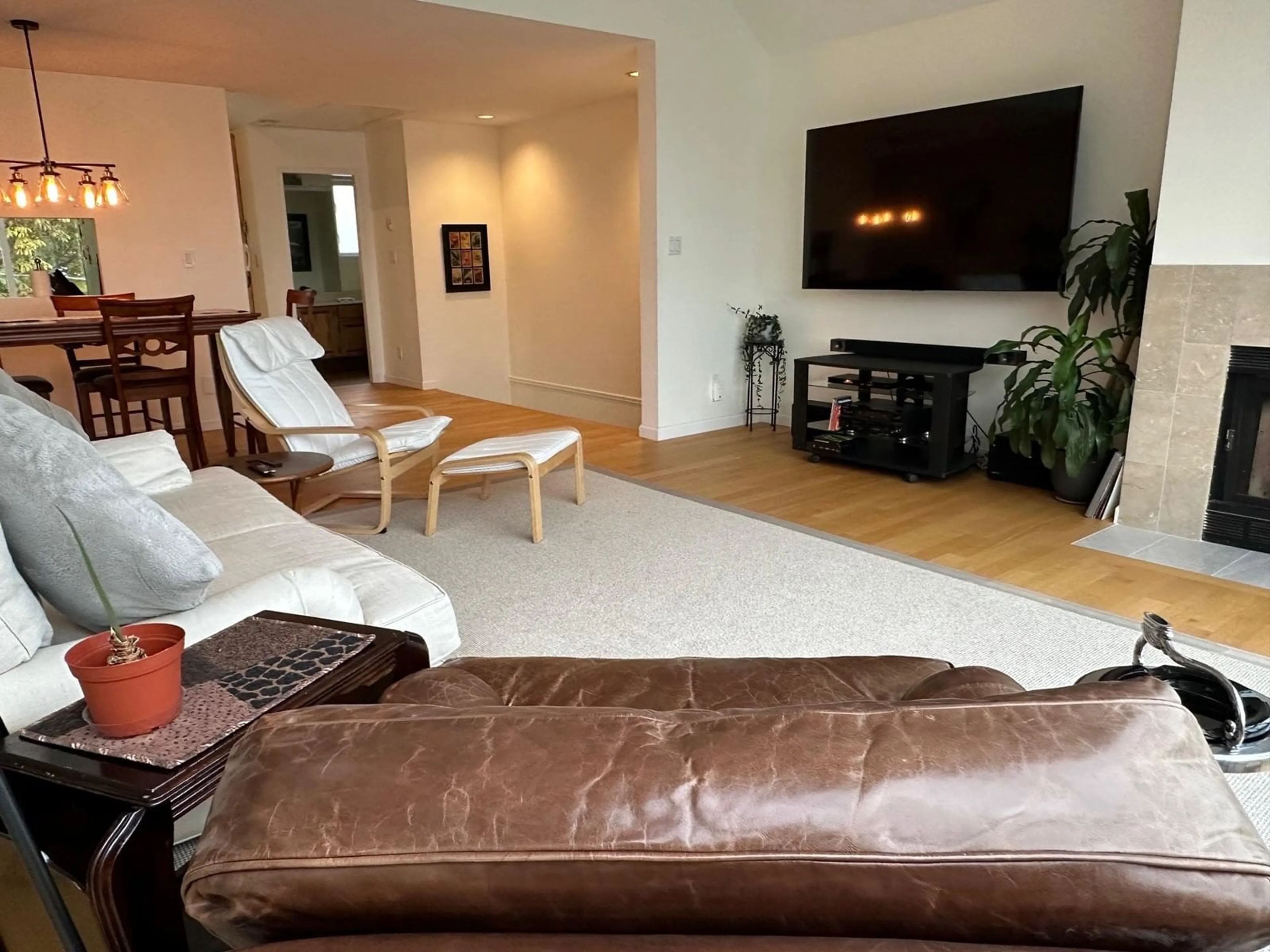 Living room, wood floors for 1107 ELM STREET, White Rock British Columbia V4B3R9