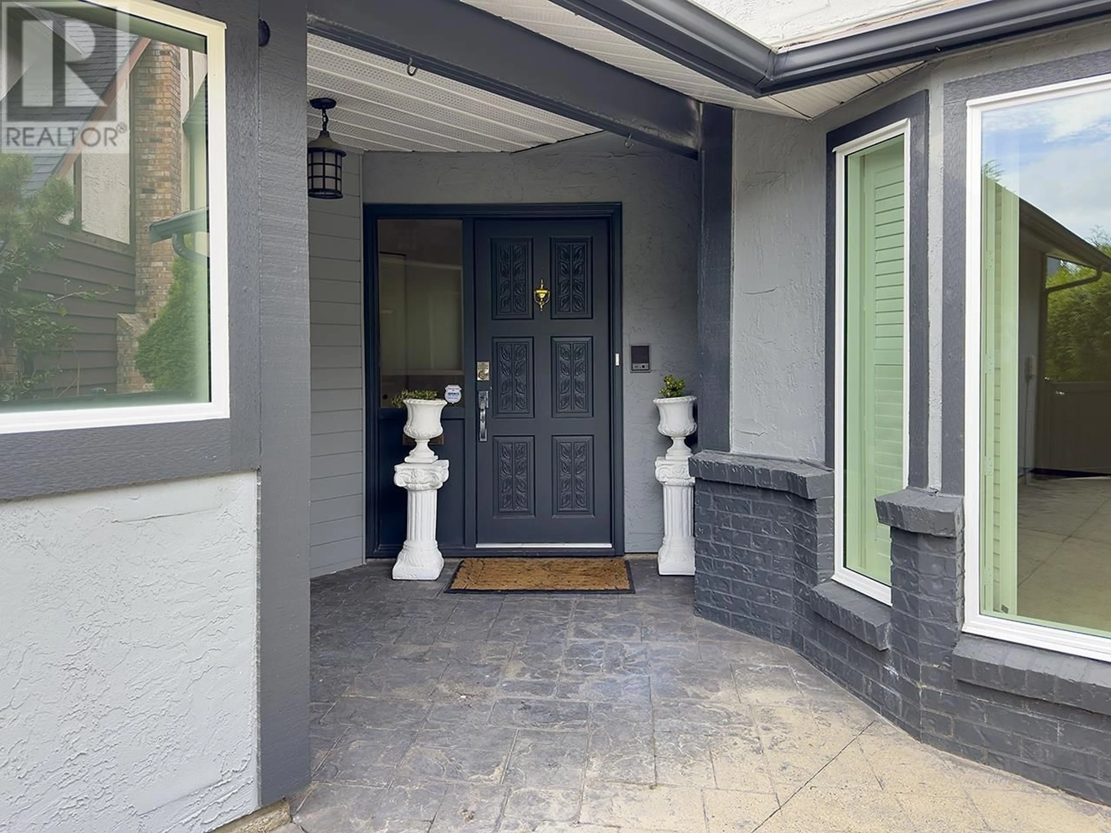 Indoor entryway, cement floor for 9319 ROMANIUK DRIVE, Richmond British Columbia V7E5G6