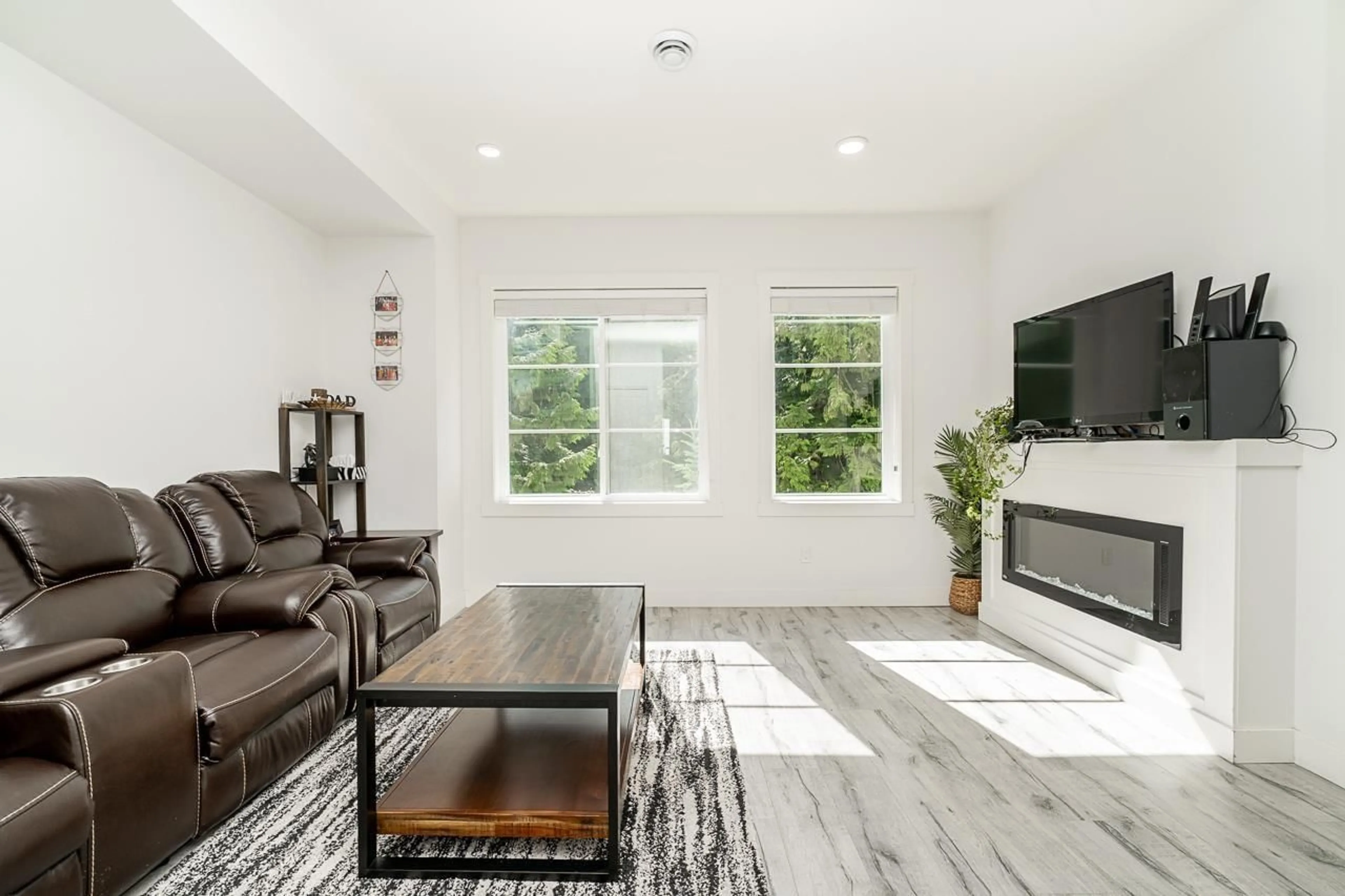 Living room, wood floors for 68 5867 129 STREET, Surrey British Columbia V3X0J4