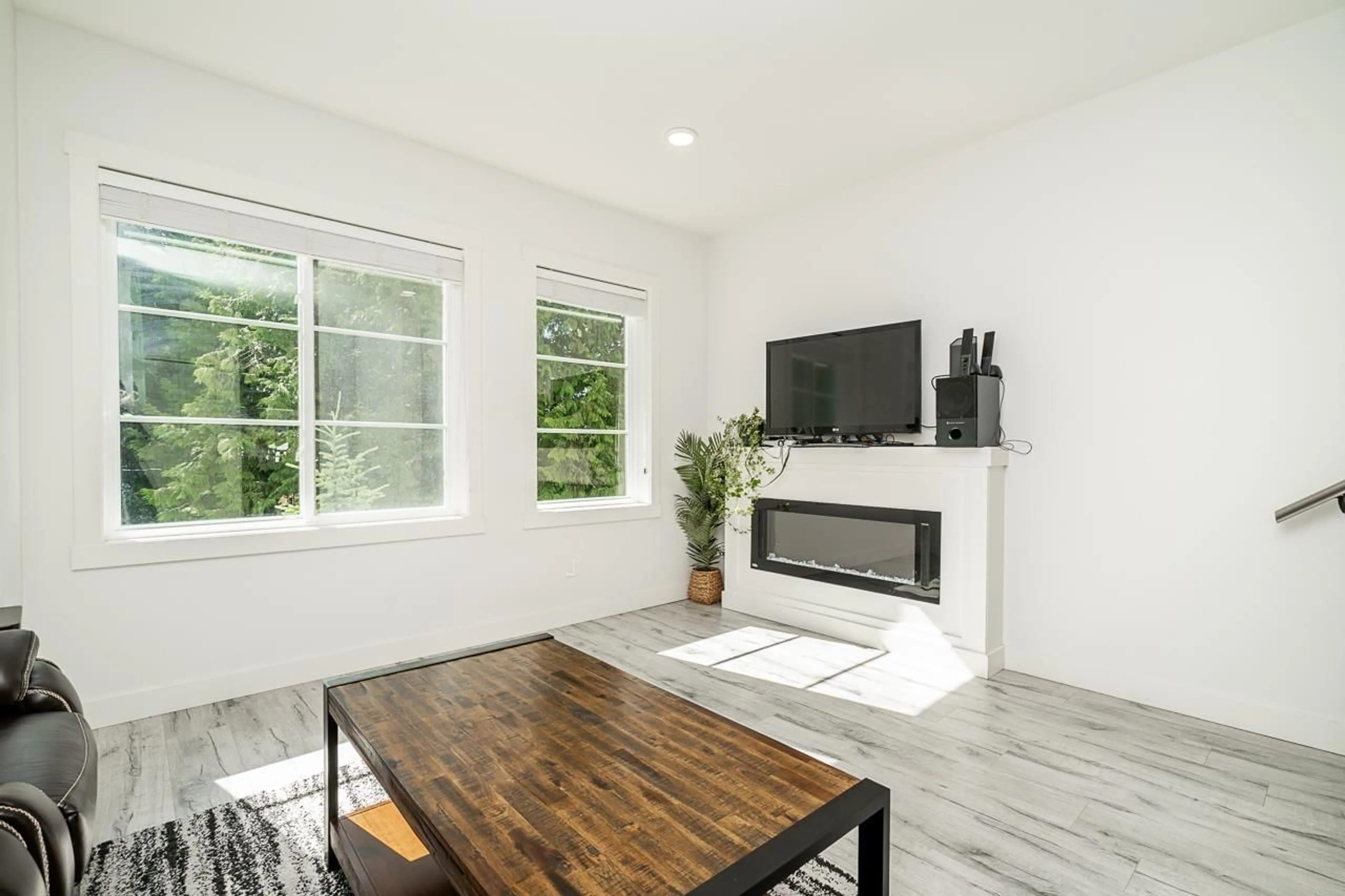 Living room, wood floors for 68 5867 129 STREET, Surrey British Columbia V3X0J4