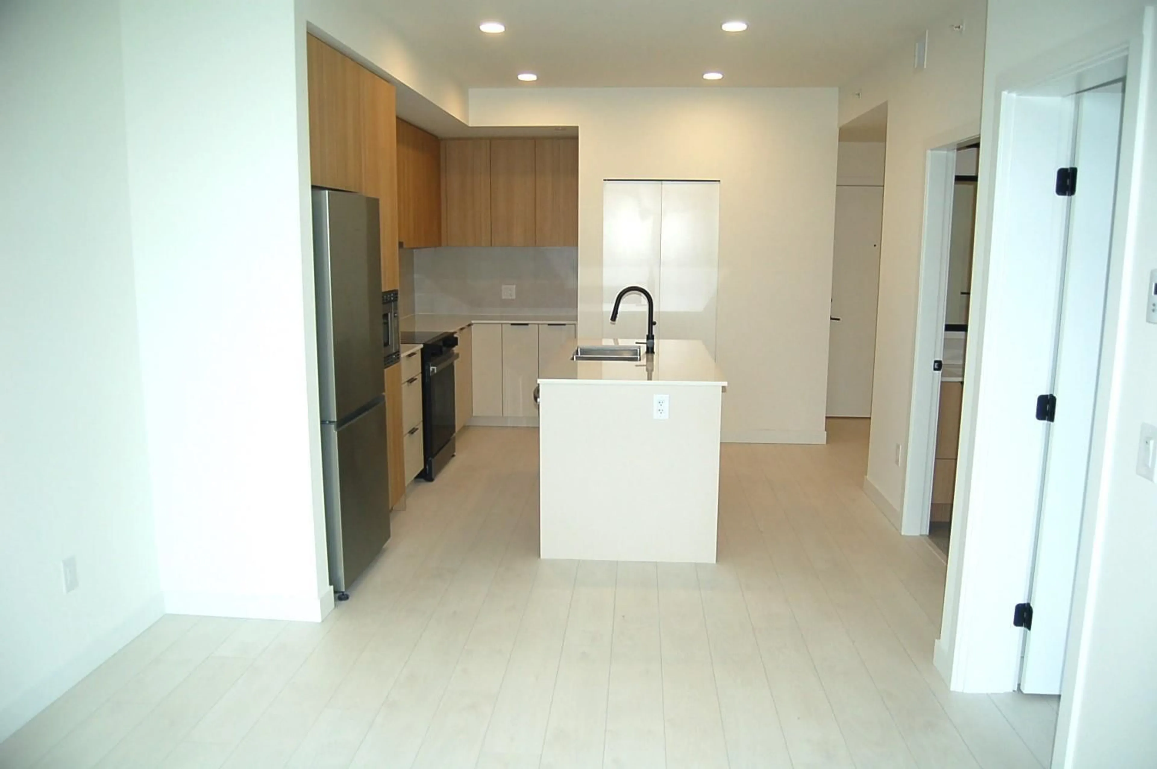 Kitchen, ceramic floors for 611 9456 134 STREET, Surrey British Columbia V0V0V0