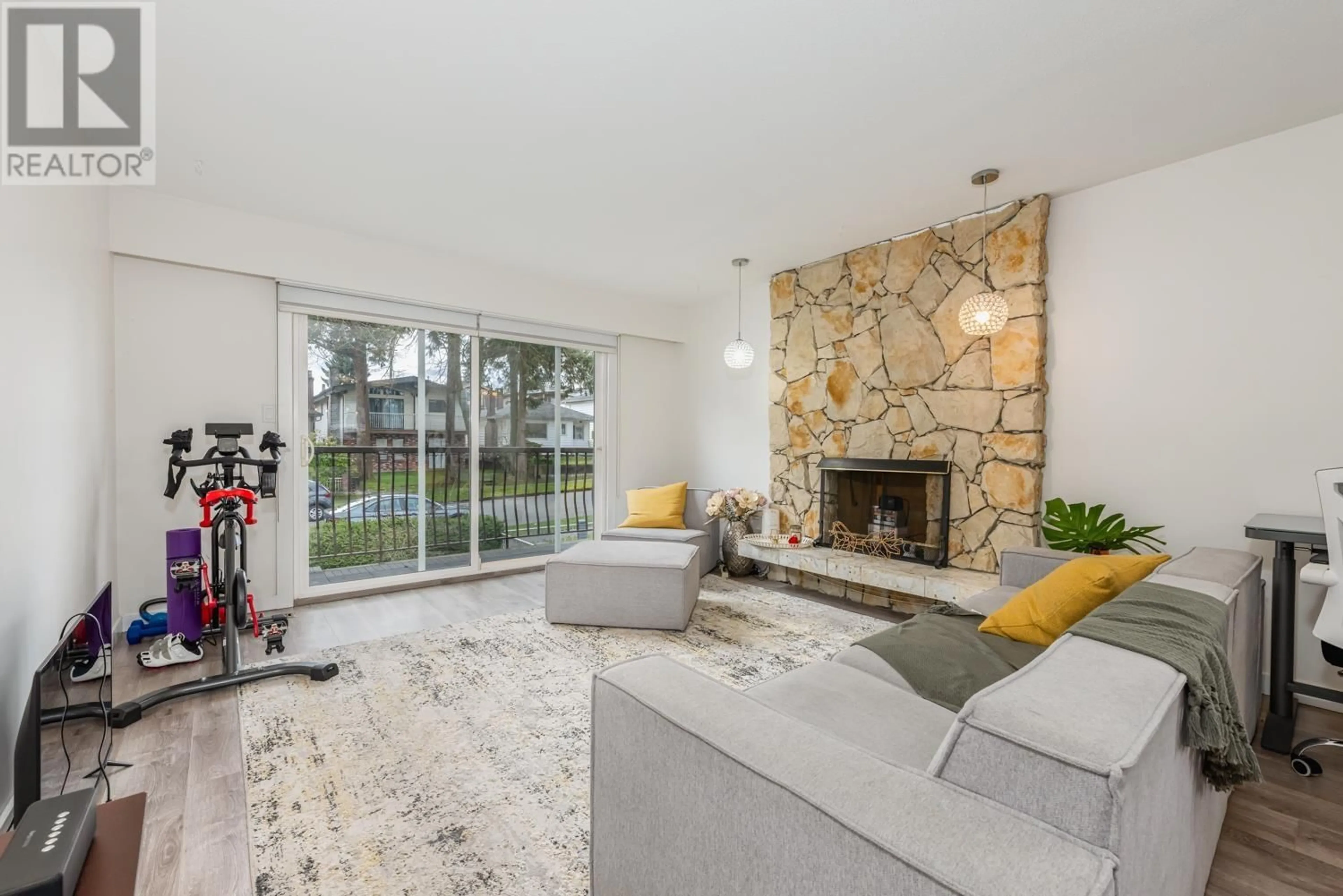 Living room, carpet floors for 3661 E 27TH AVENUE, Vancouver British Columbia V5R1R3