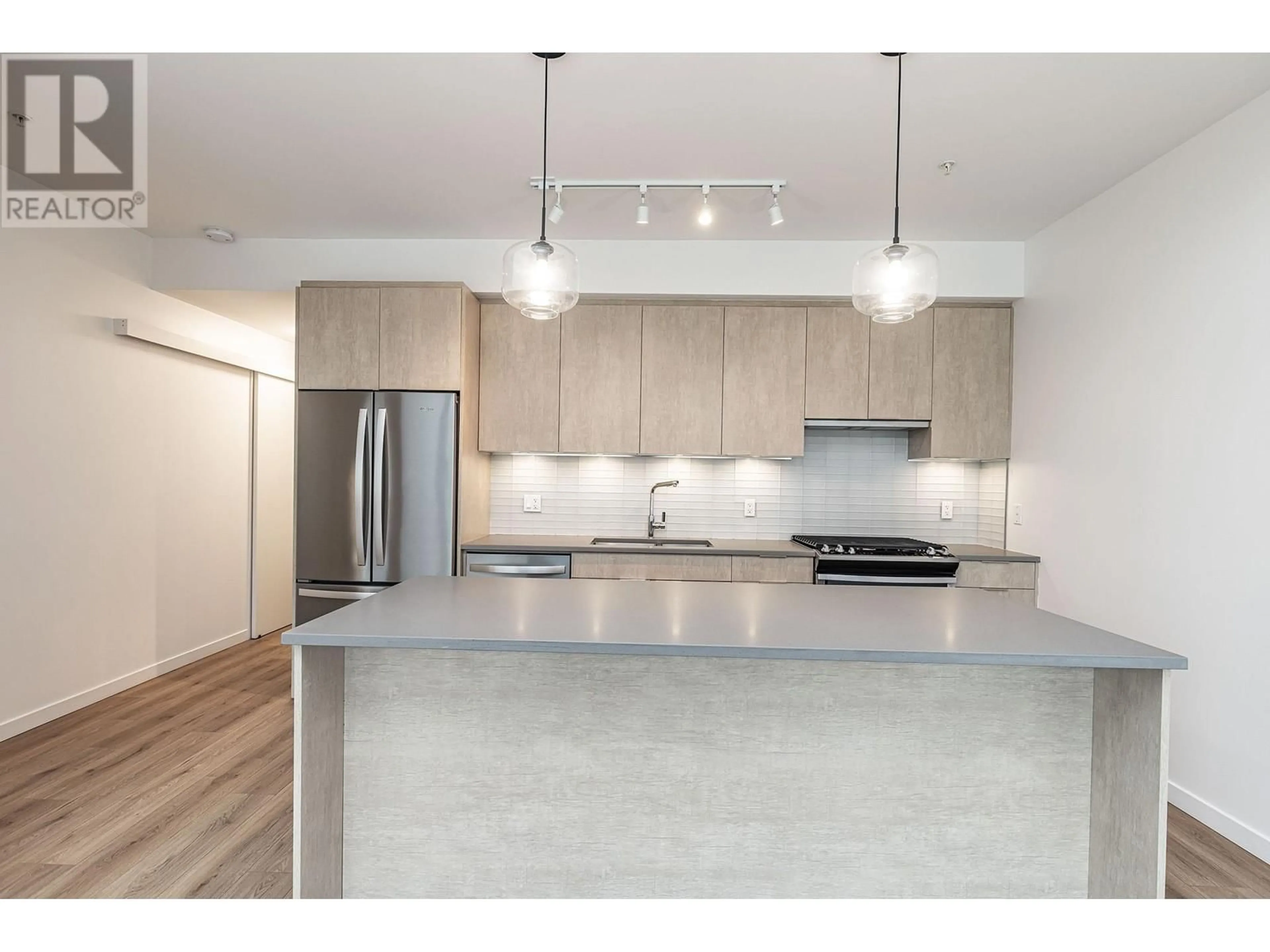 Open concept kitchen for 401 38165 CLEVELAND AVENUE, Squamish British Columbia V8B0P1