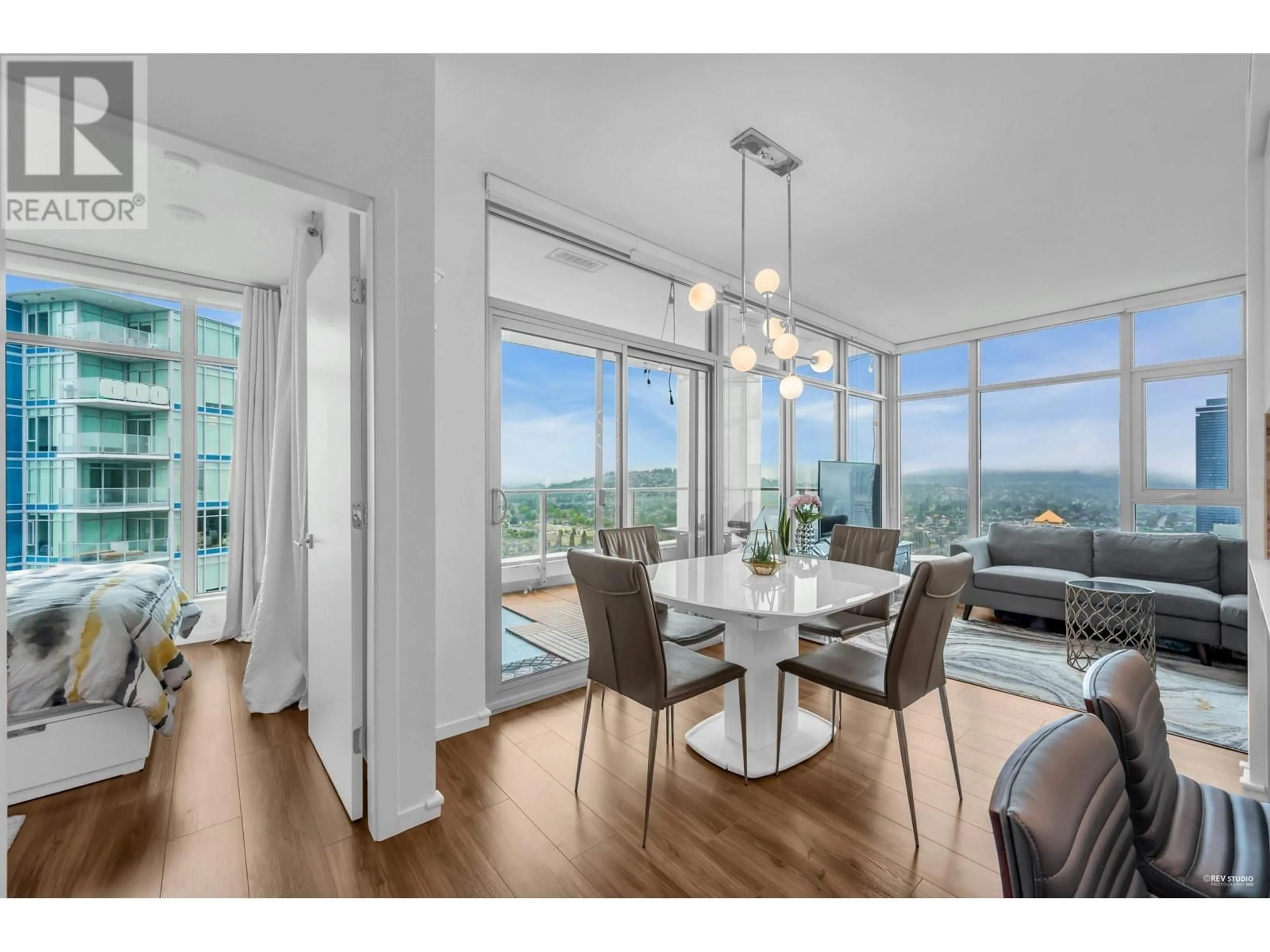 Dining room, wood floors for 4101 1888 GILMORE AVENUE, Burnaby British Columbia V5C0L2