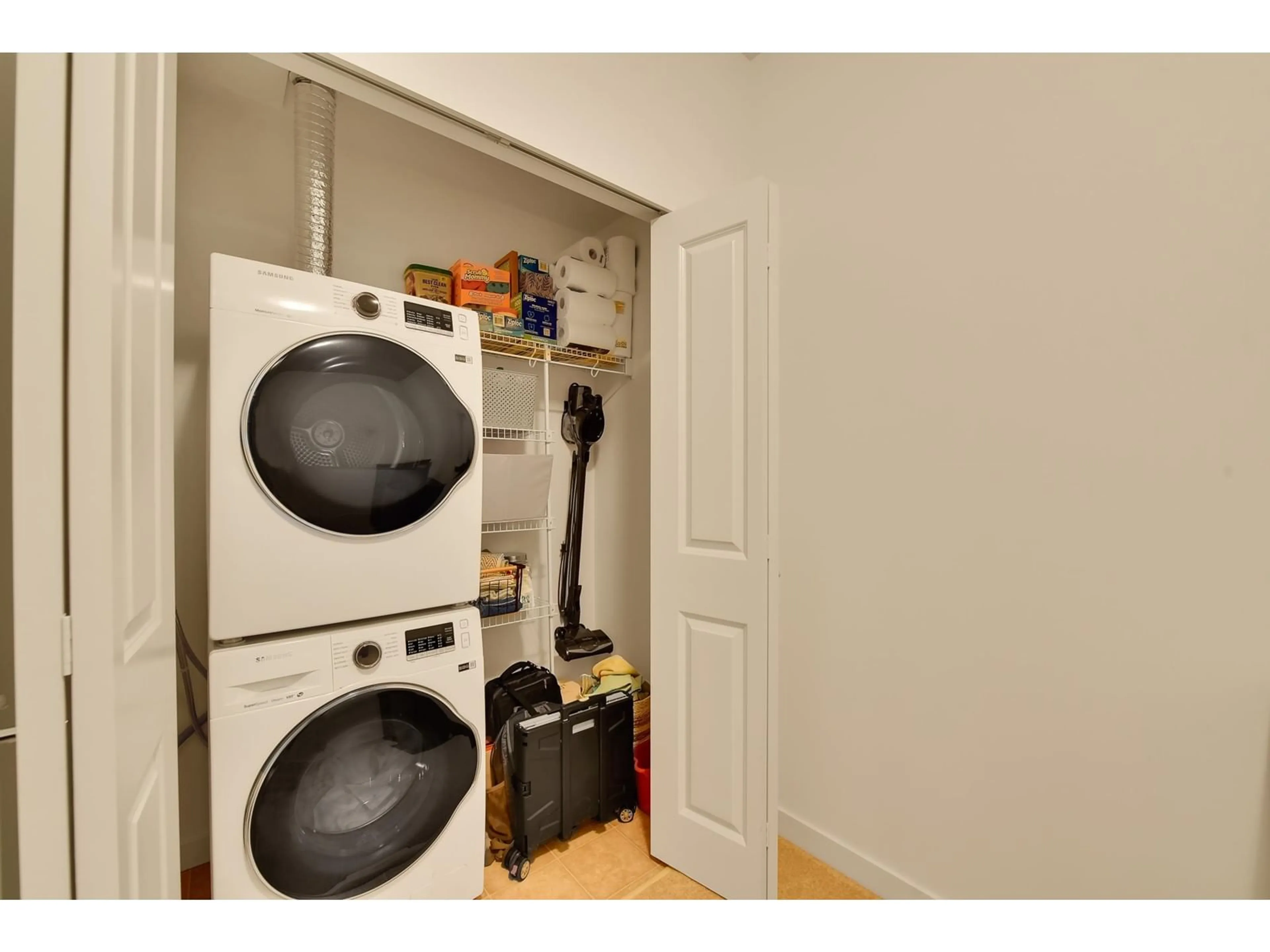 Laundry room for 304 15825 85 AVENUE, Surrey British Columbia V4N6W9