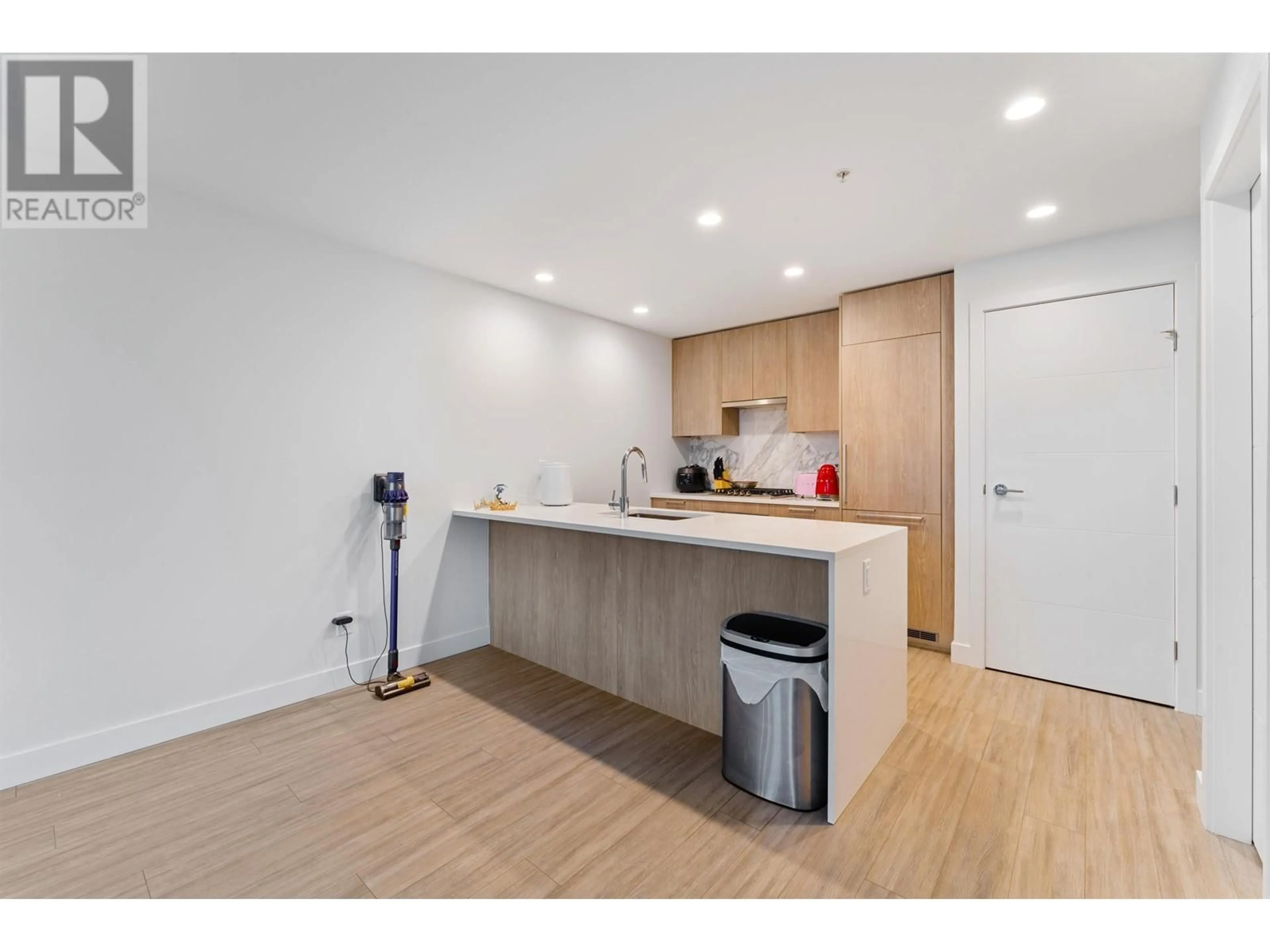 Standard kitchen, wood/laminate floor for 504 - 6398 SILVER AVENUE, Burnaby British Columbia V5H0K7