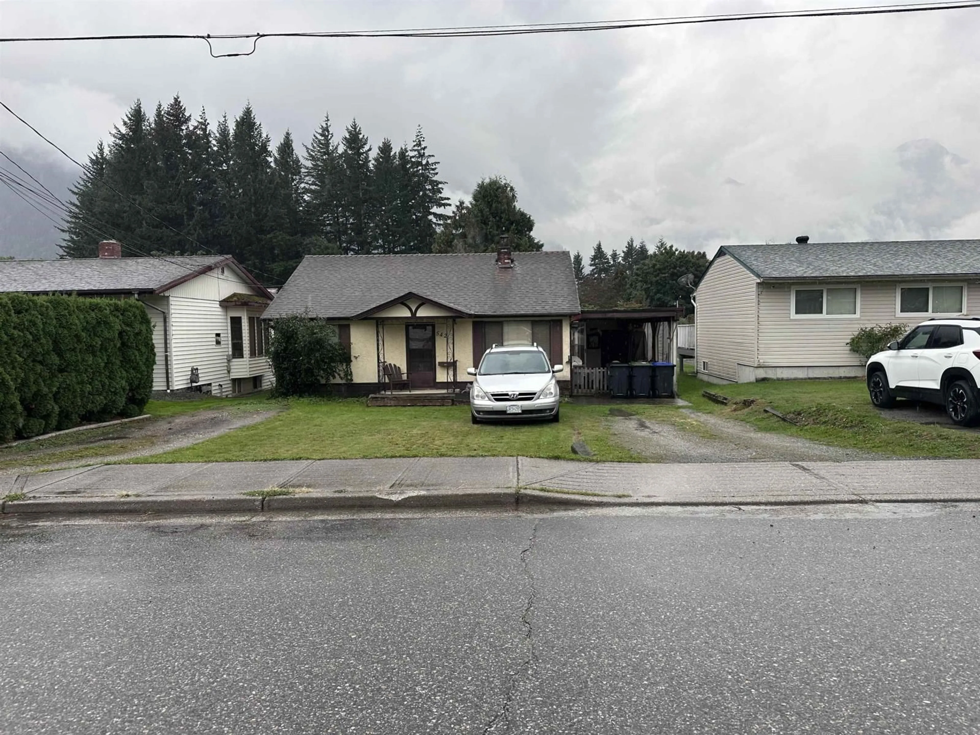 Frontside or backside of a home, the street view for 542 STUART STREET, Hope British Columbia V0X1L0