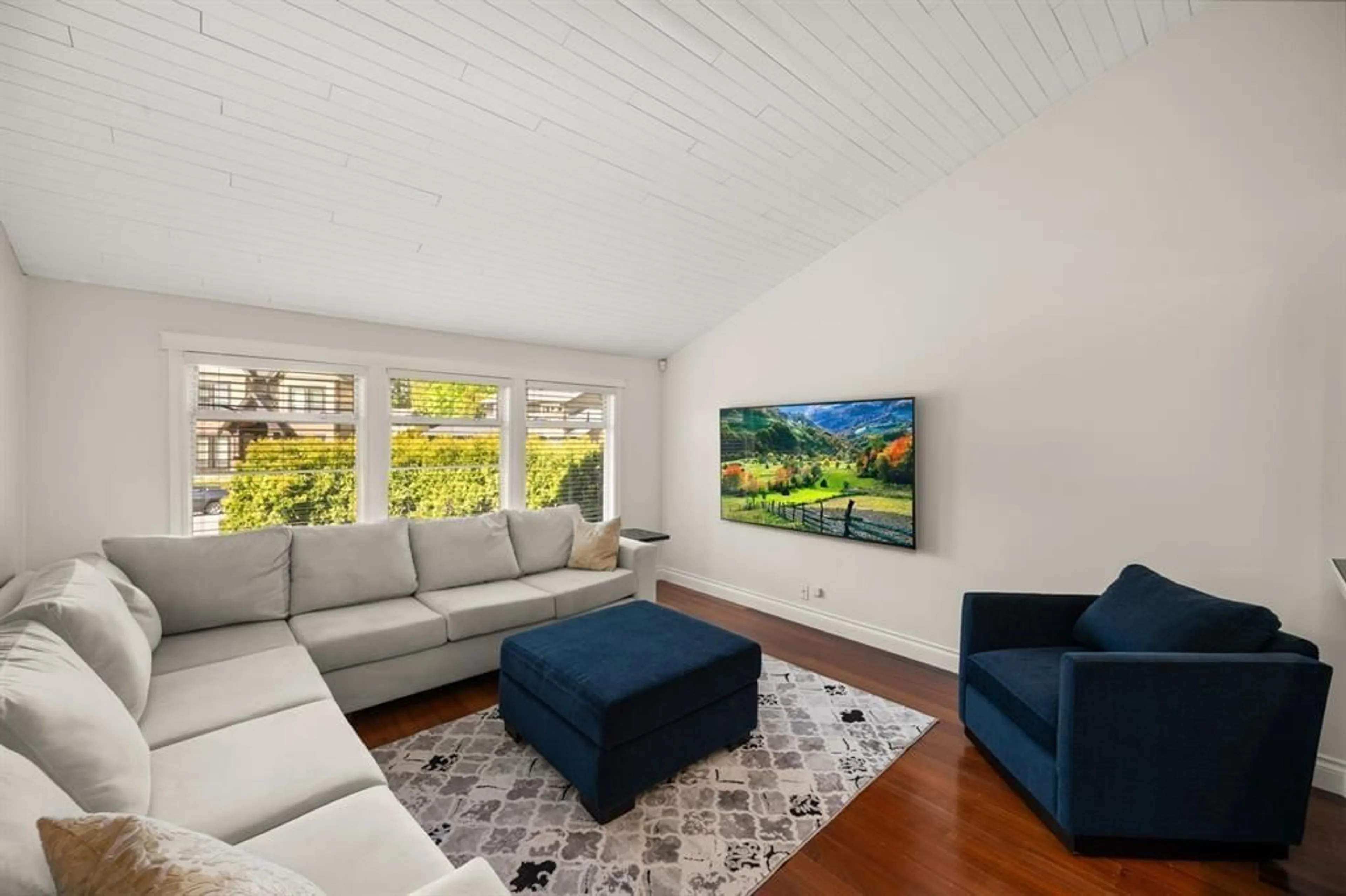 Living room, wood floors for 1912 148A STREET, Surrey British Columbia V4A6R5