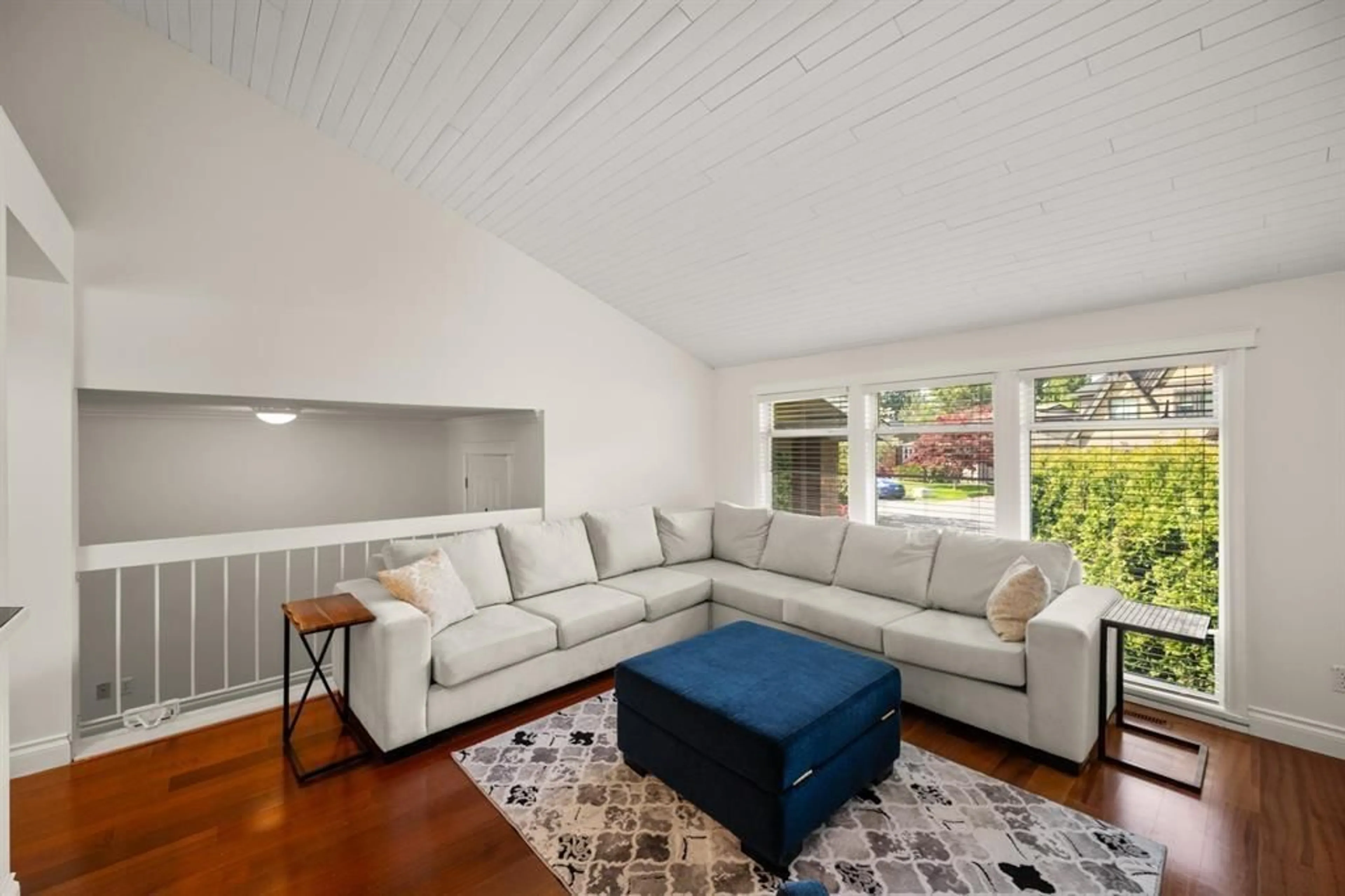 Living room, wood floors for 1912 148A STREET, Surrey British Columbia V4A6R5