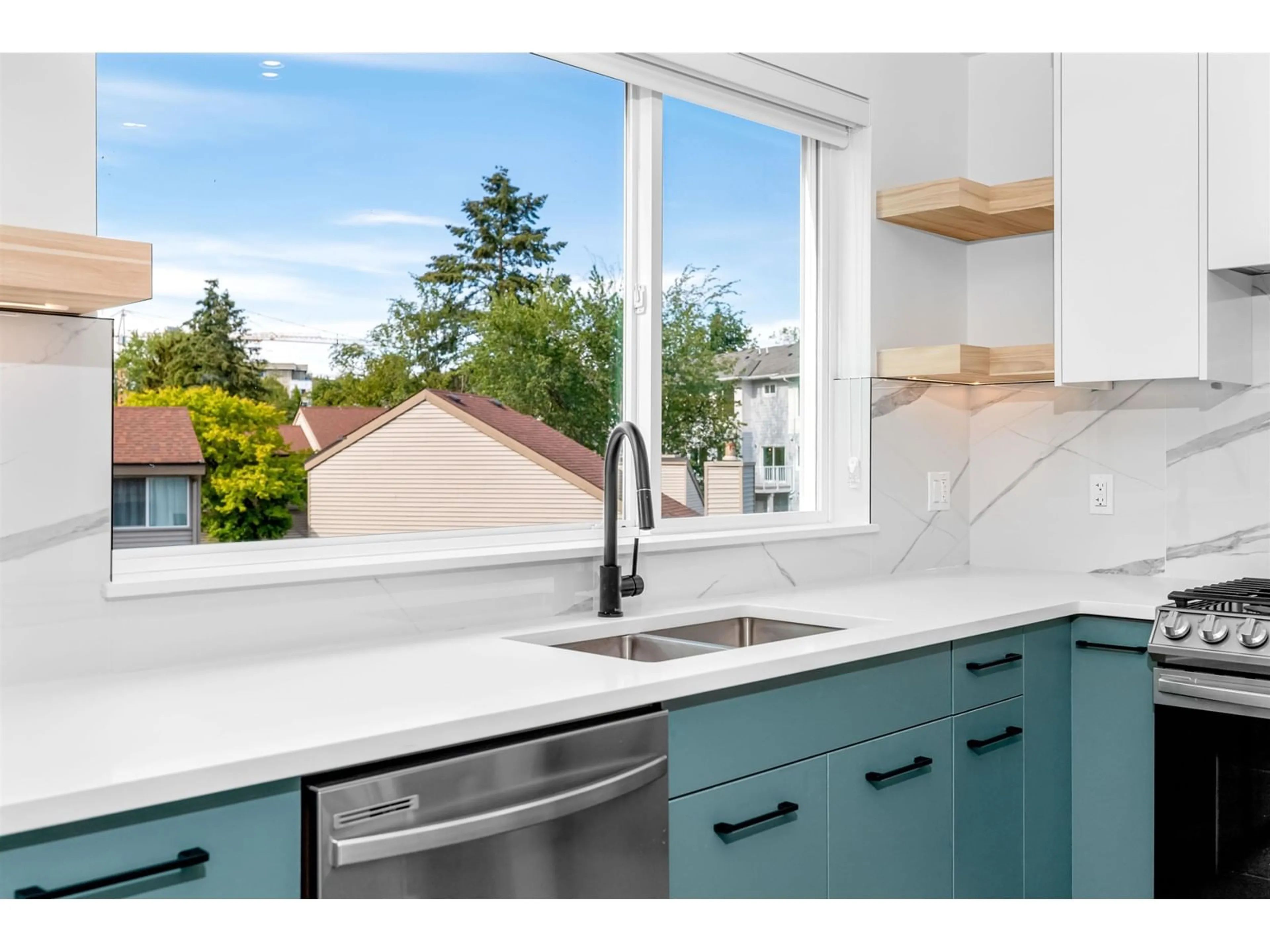 Open concept kitchen for 36 19330 FAIRWAY DRIVE, Surrey British Columbia V3S0B7