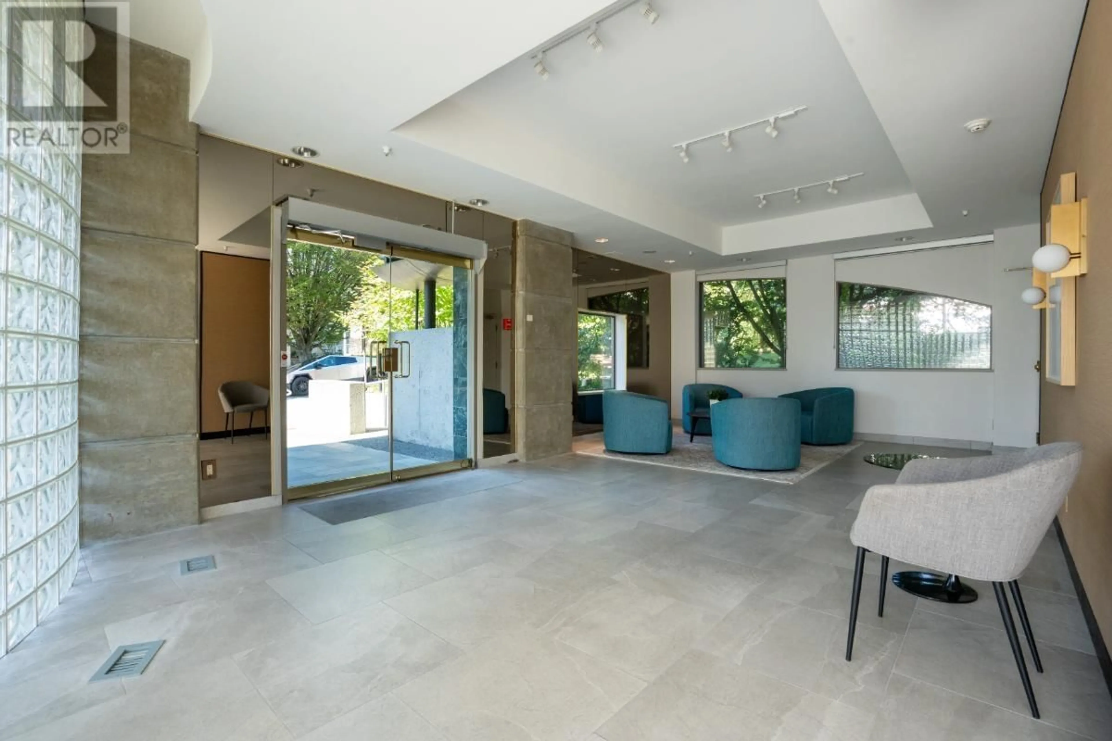 Indoor foyer, cement floor for 201 570 18TH STREET, West Vancouver British Columbia V7V3V7