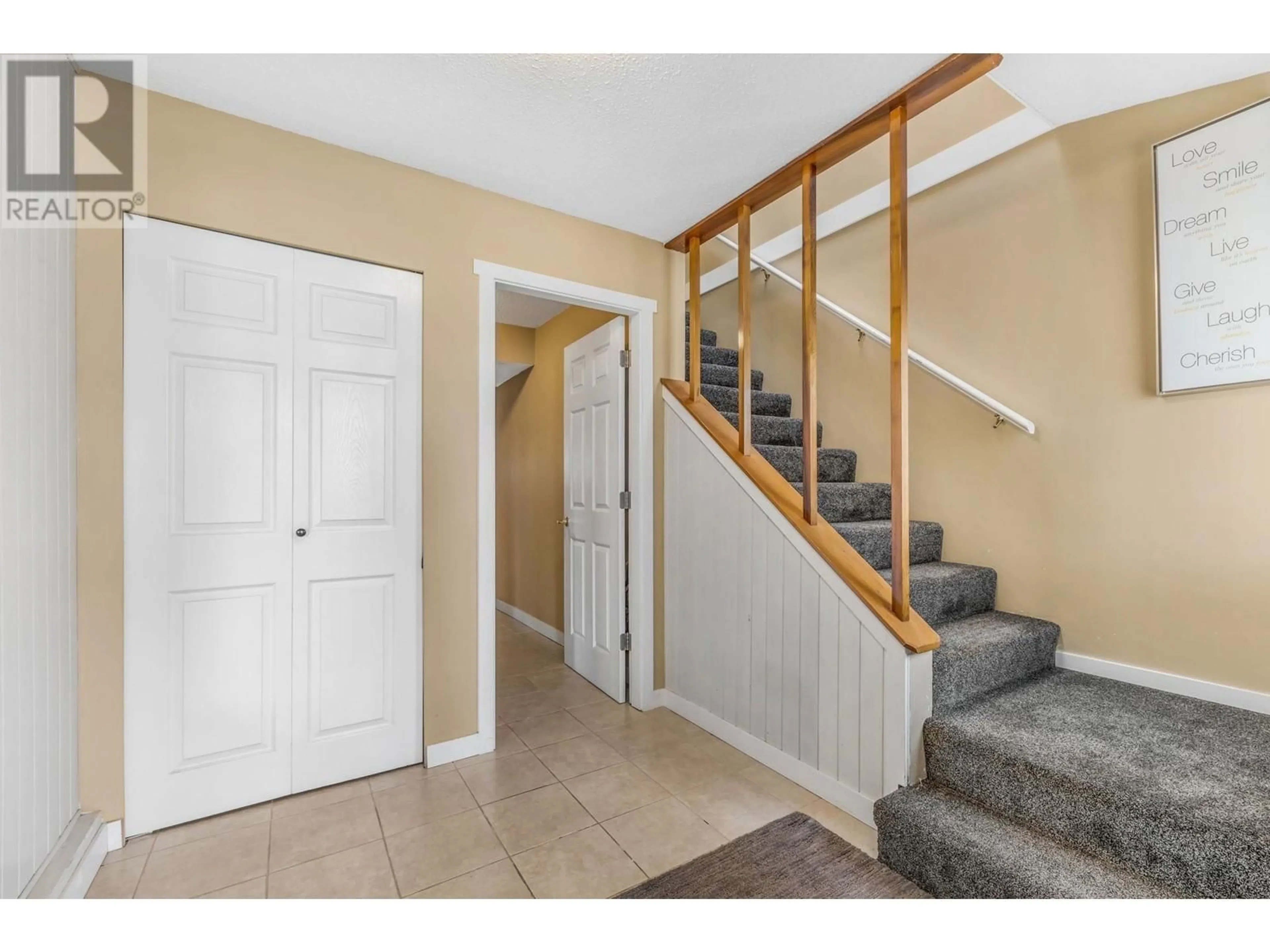 Indoor entryway, wood floors for 22502 124 AVENUE, Maple Ridge British Columbia V2X4J8