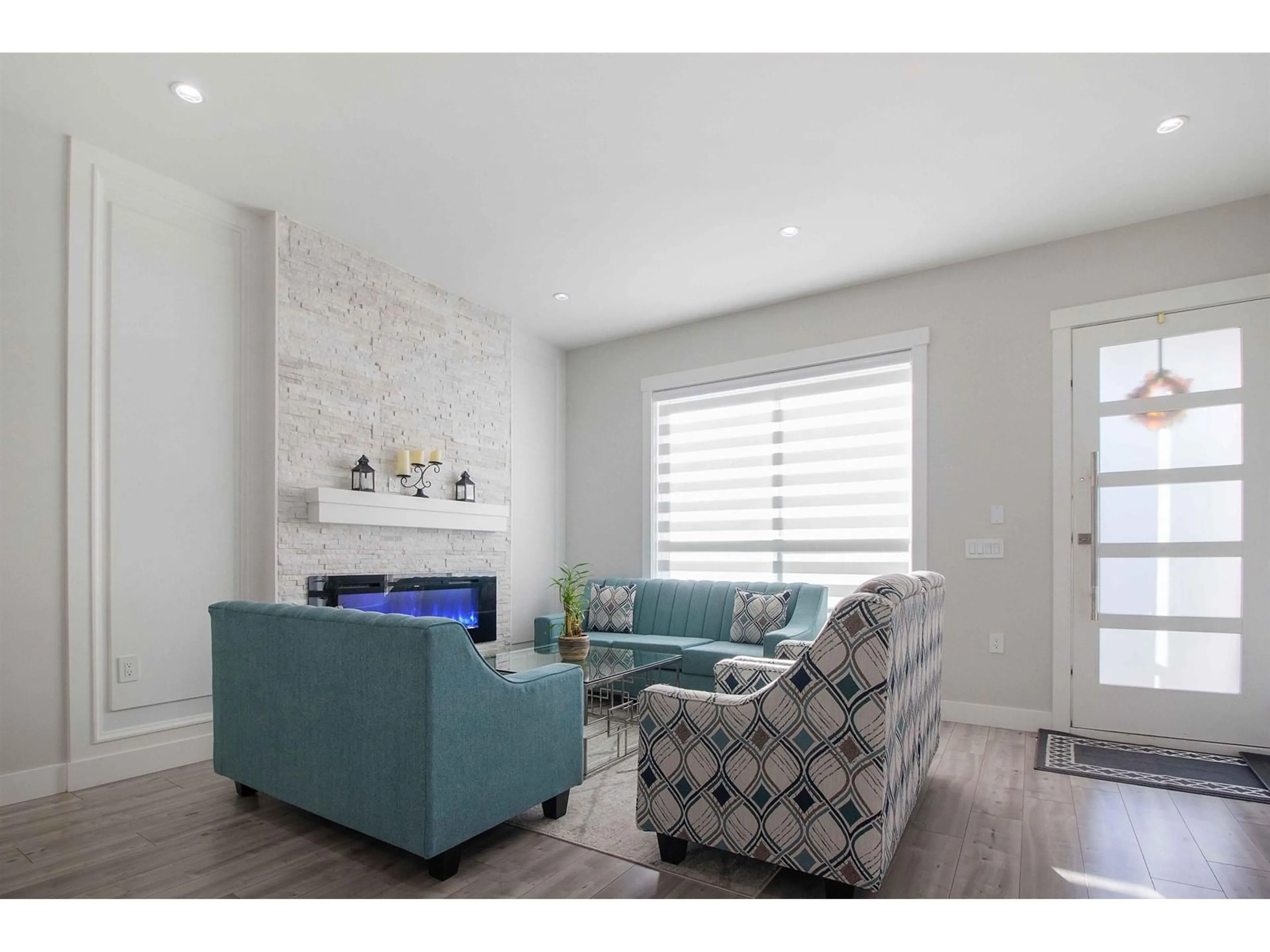 Living room, wood floors for 6870 197B STREET, Langley British Columbia V2Y3H4