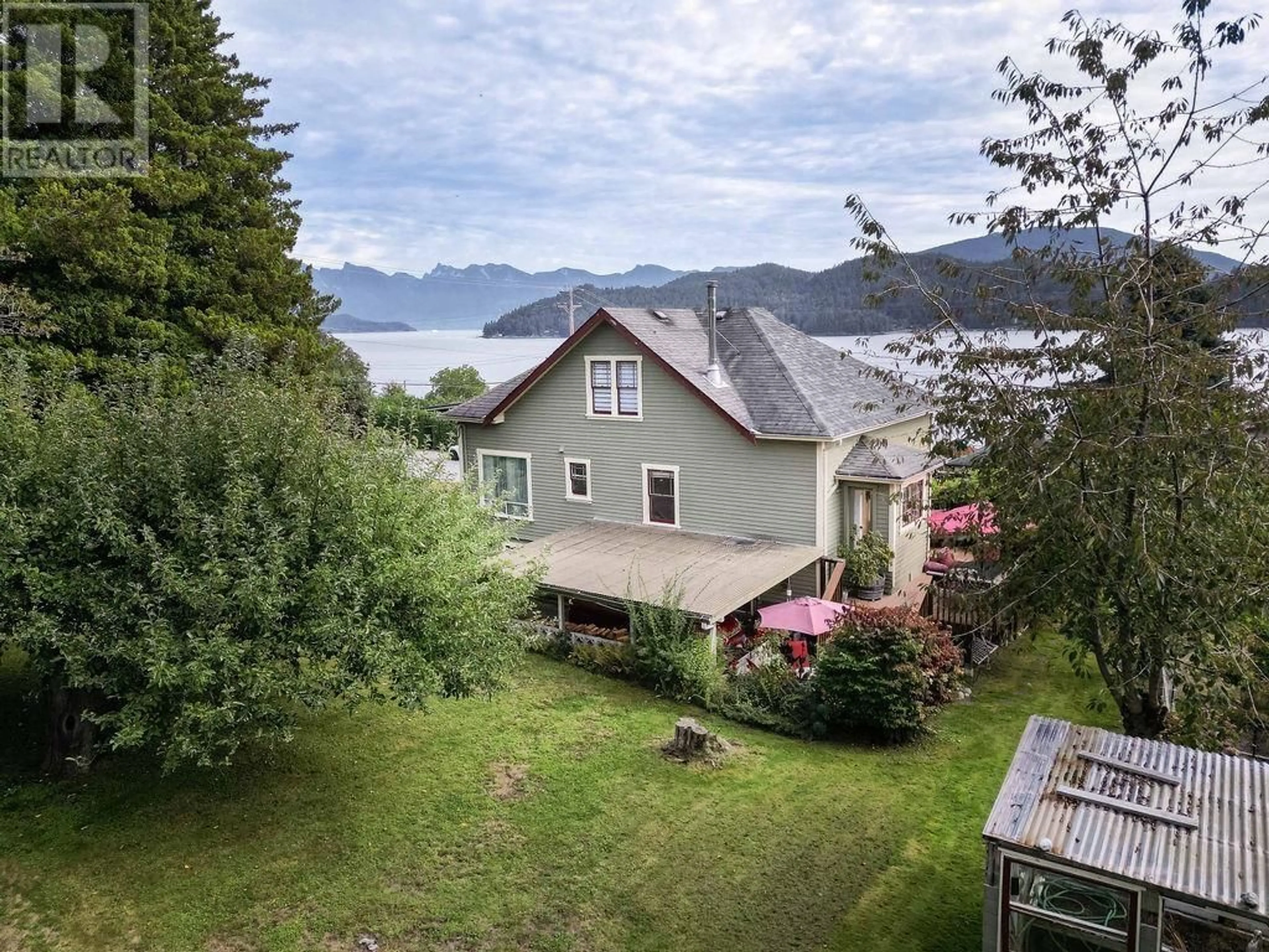 Frontside or backside of a home, cottage for 589 SEAVIEW ROAD, Gibsons British Columbia V0N1V9