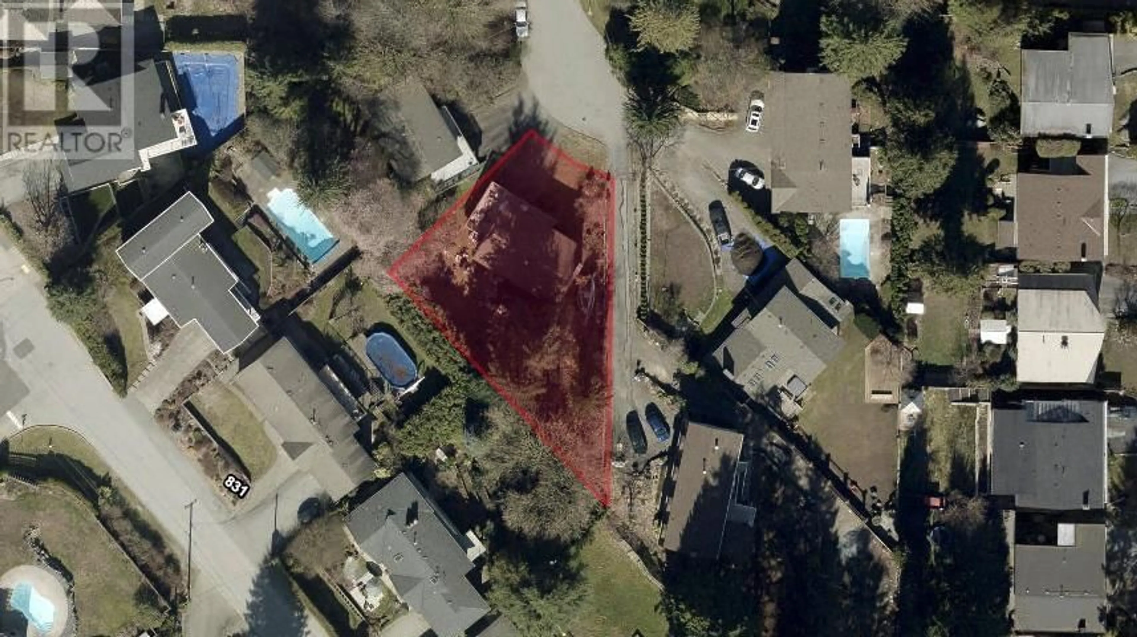 A pic from outside/outdoor area/front of a property/back of a property/a pic from drone, street for 992 OGDEN STREET, Coquitlam British Columbia V3C3P1