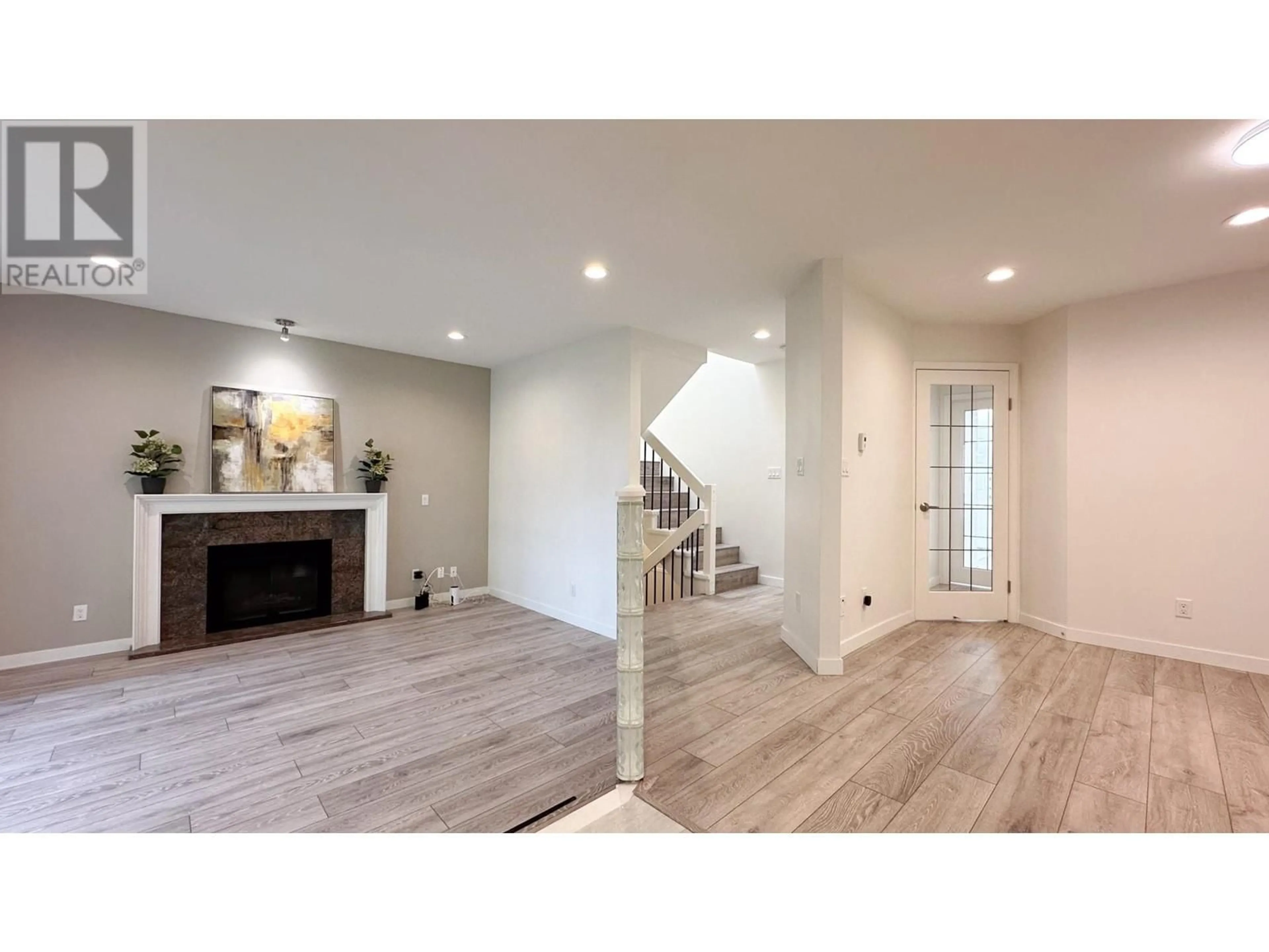 Indoor entryway, wood floors for 7567 ONTARIO STREET, Vancouver British Columbia V5X3C3