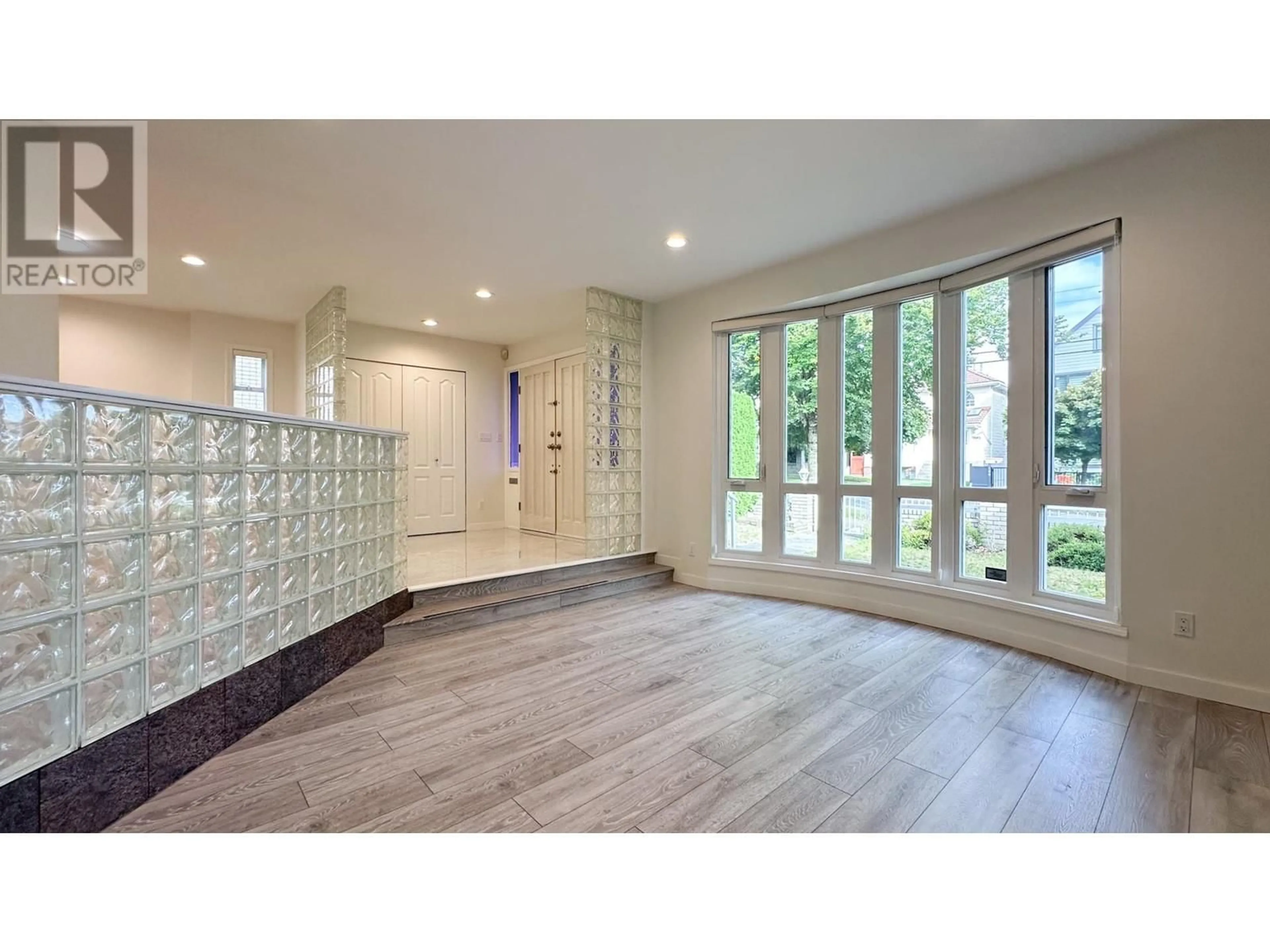 Indoor entryway, wood floors for 7567 ONTARIO STREET, Vancouver British Columbia V5X3C3