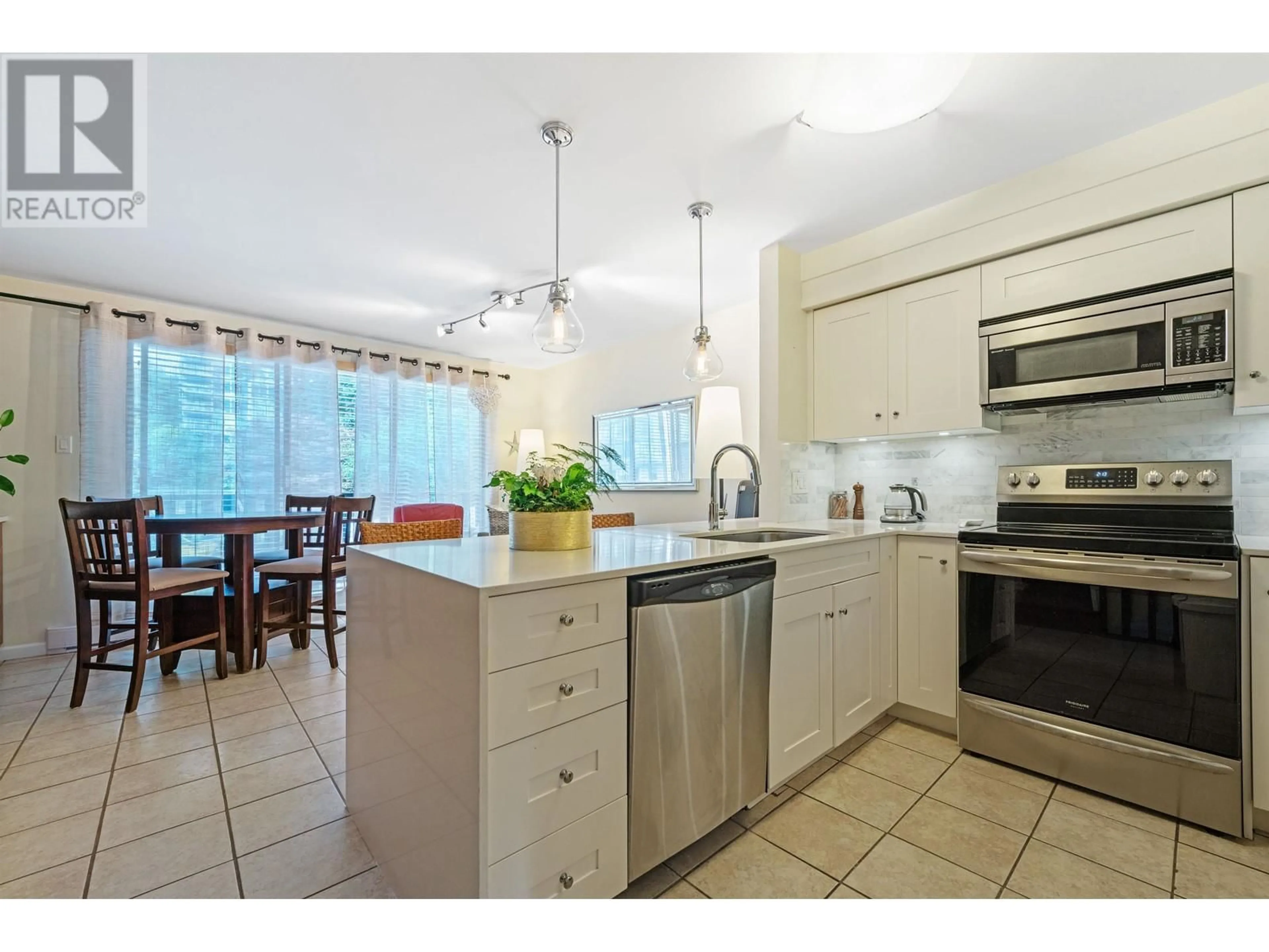 Open concept kitchen for 1455 CLYDE AVENUE, West Vancouver British Columbia V7T1E9