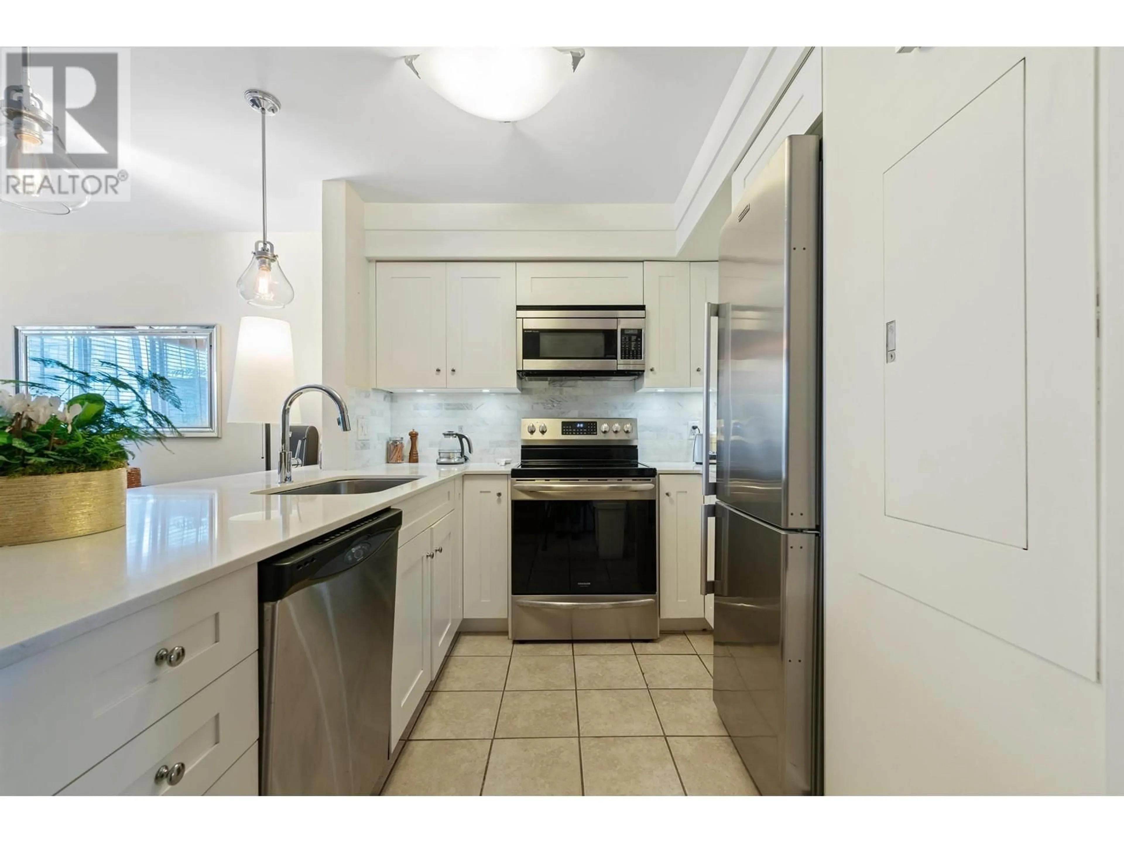 Standard kitchen, wood floors for 1455 CLYDE AVENUE, West Vancouver British Columbia V7T1E9