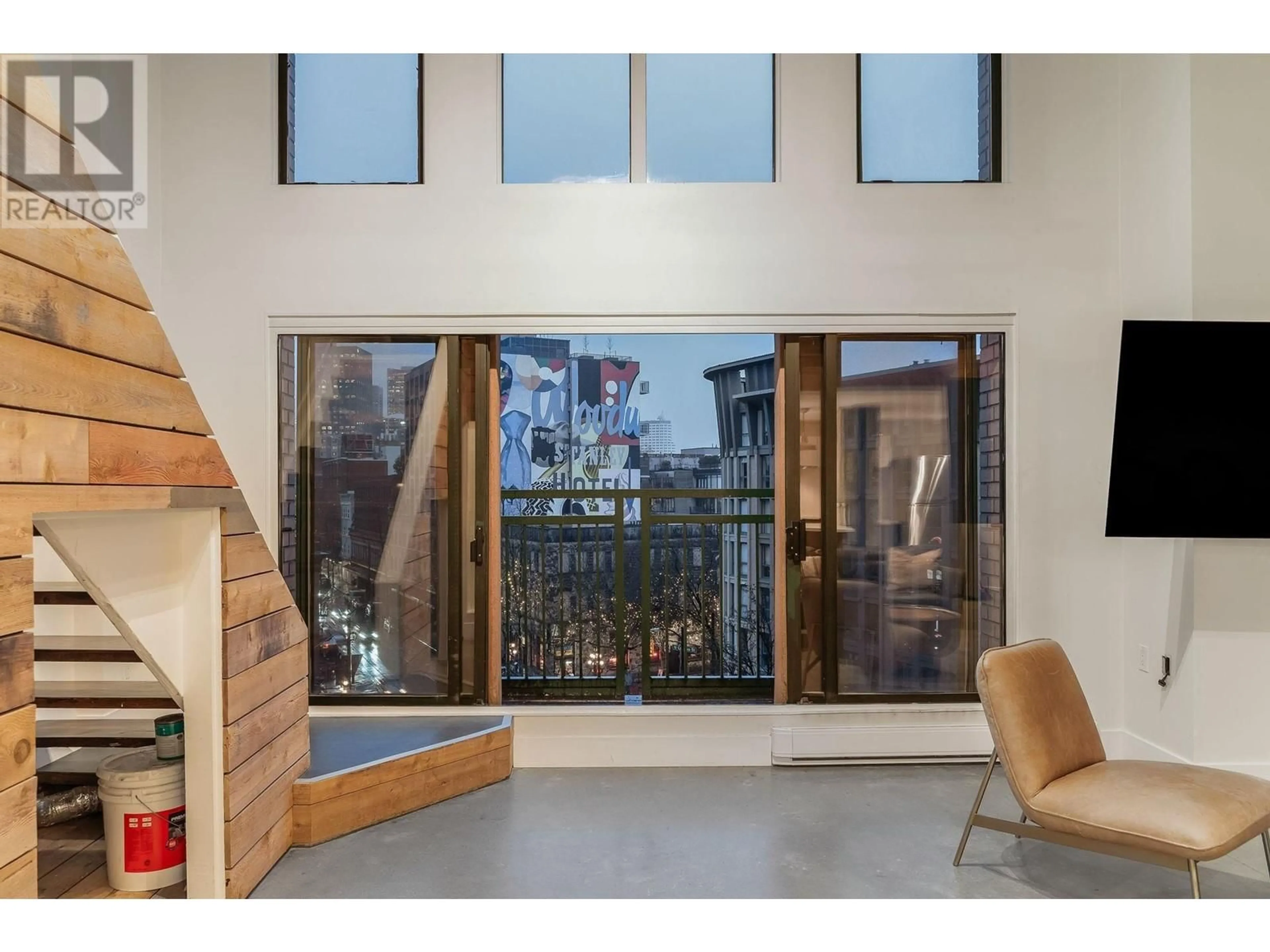 Indoor foyer, wood floors for 507 22 E CORDOVA STREET, Vancouver British Columbia V6A4G8