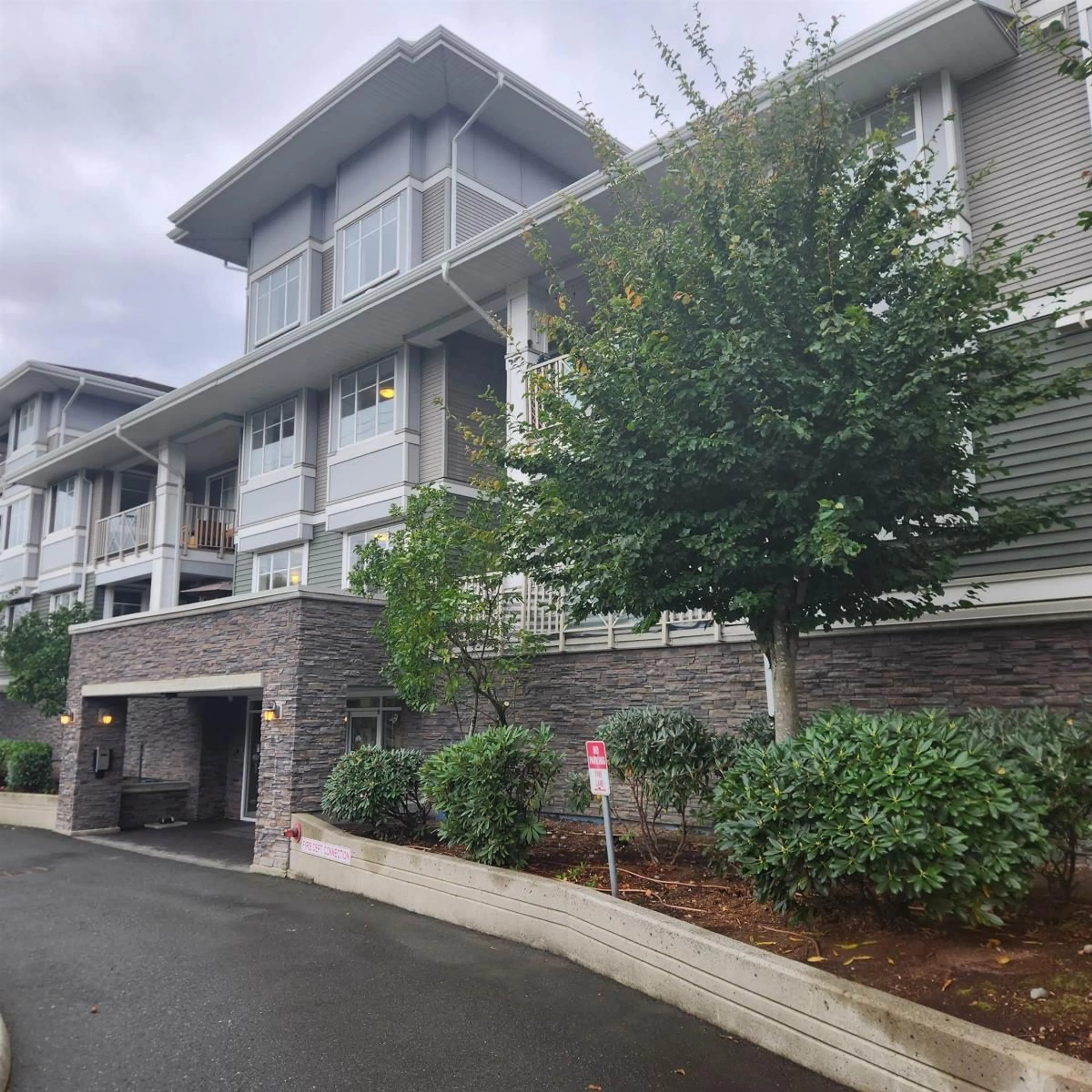 A pic from exterior of the house or condo, the front or back of building for 214 46262 FIRST AVENUE|Chilliwack Proper, Chilliwack British Columbia V2P0C3